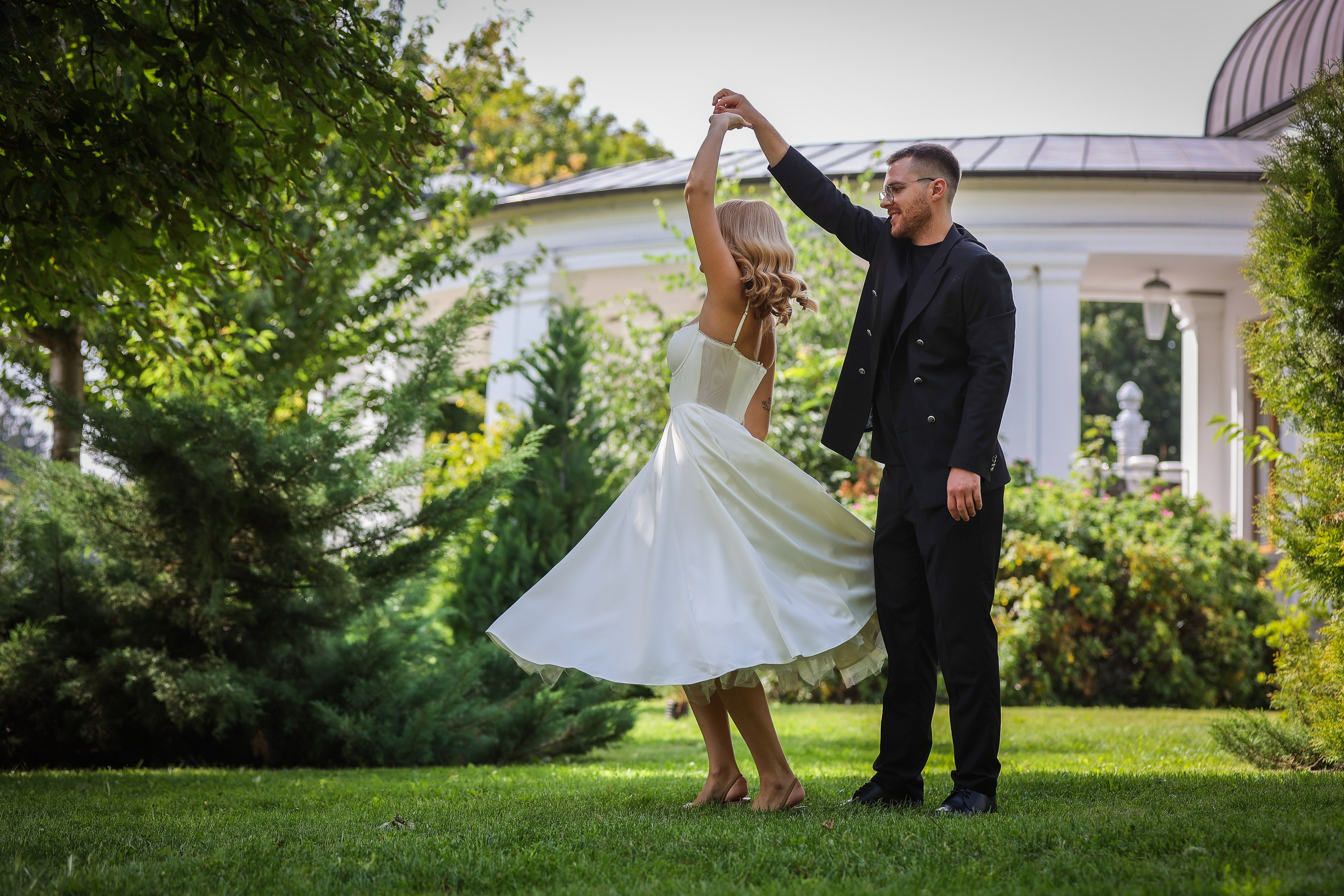 Bianca & Daniel — o nuntă de vară în Cluj, între natură și eleganță. Rares Bucur is a professional wedding photographer based in Cluj-Napoca, Romania, specializing in wedding photography