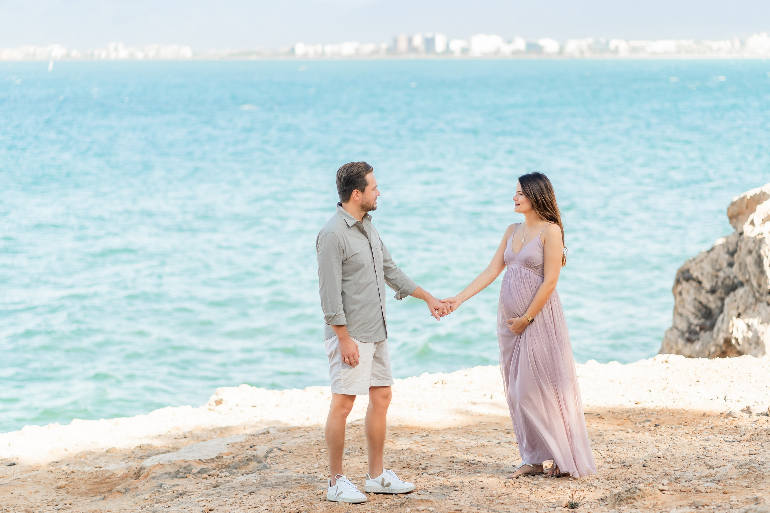 Babybauch Shooting Mallorca. Deine Fotografin auf Mallorca für Familien und Business