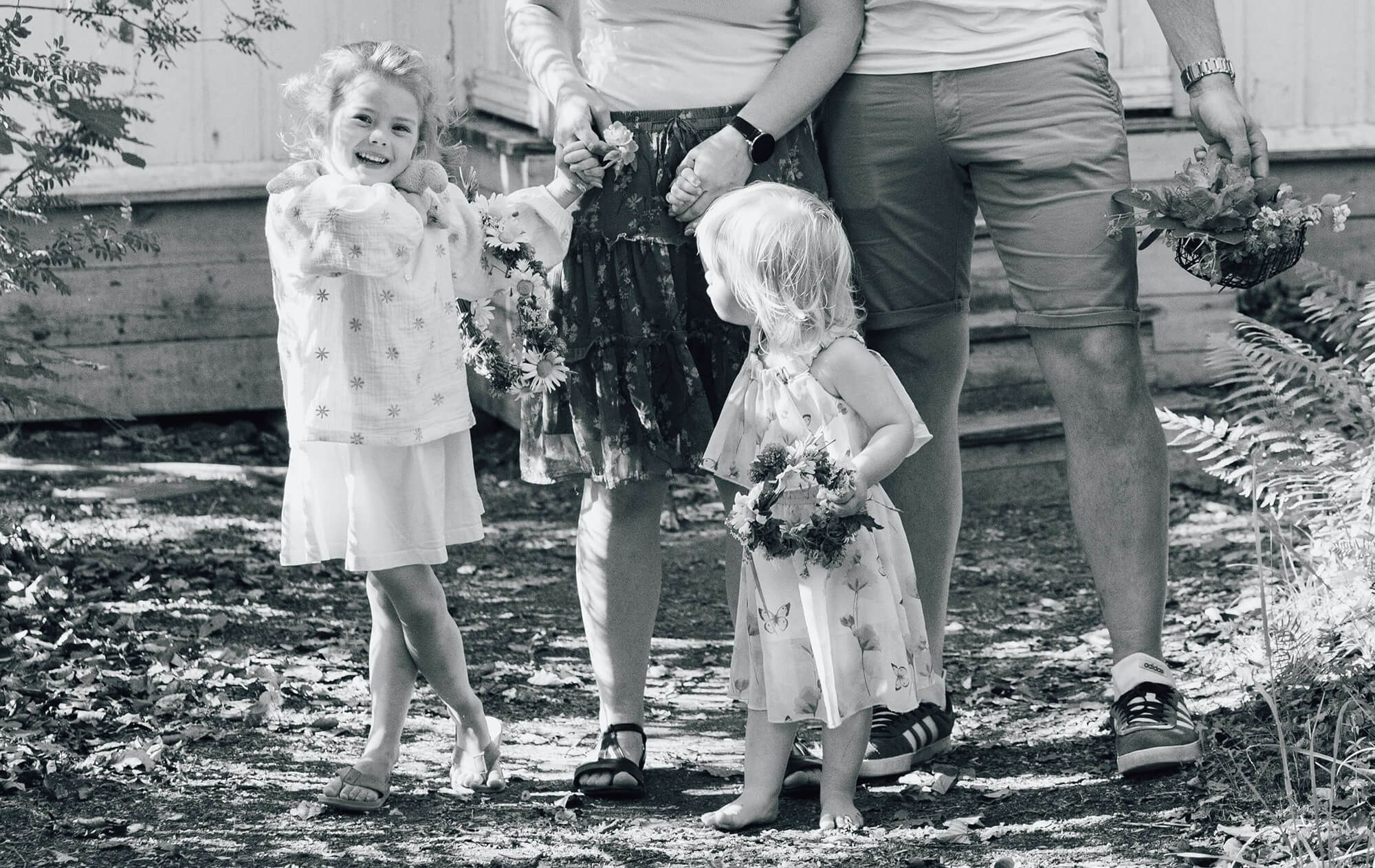 Utendørs familieportrett med profesjonell fotograf