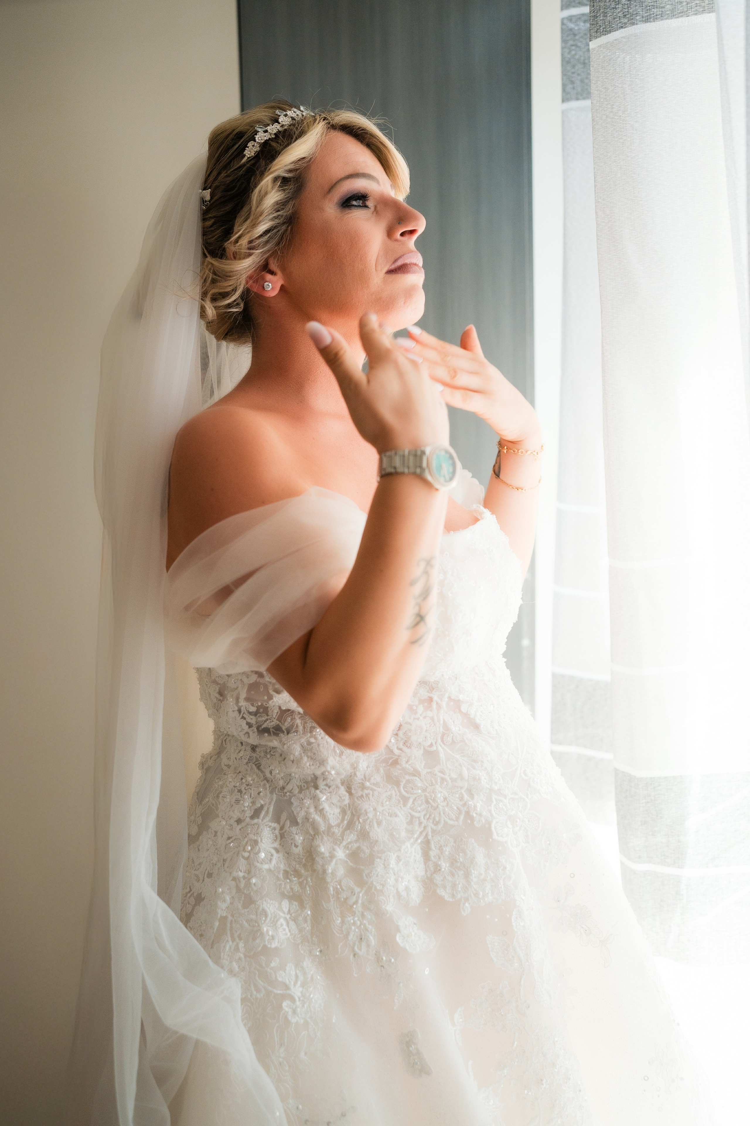 Mireasa plangea în asteptarea mirelui 