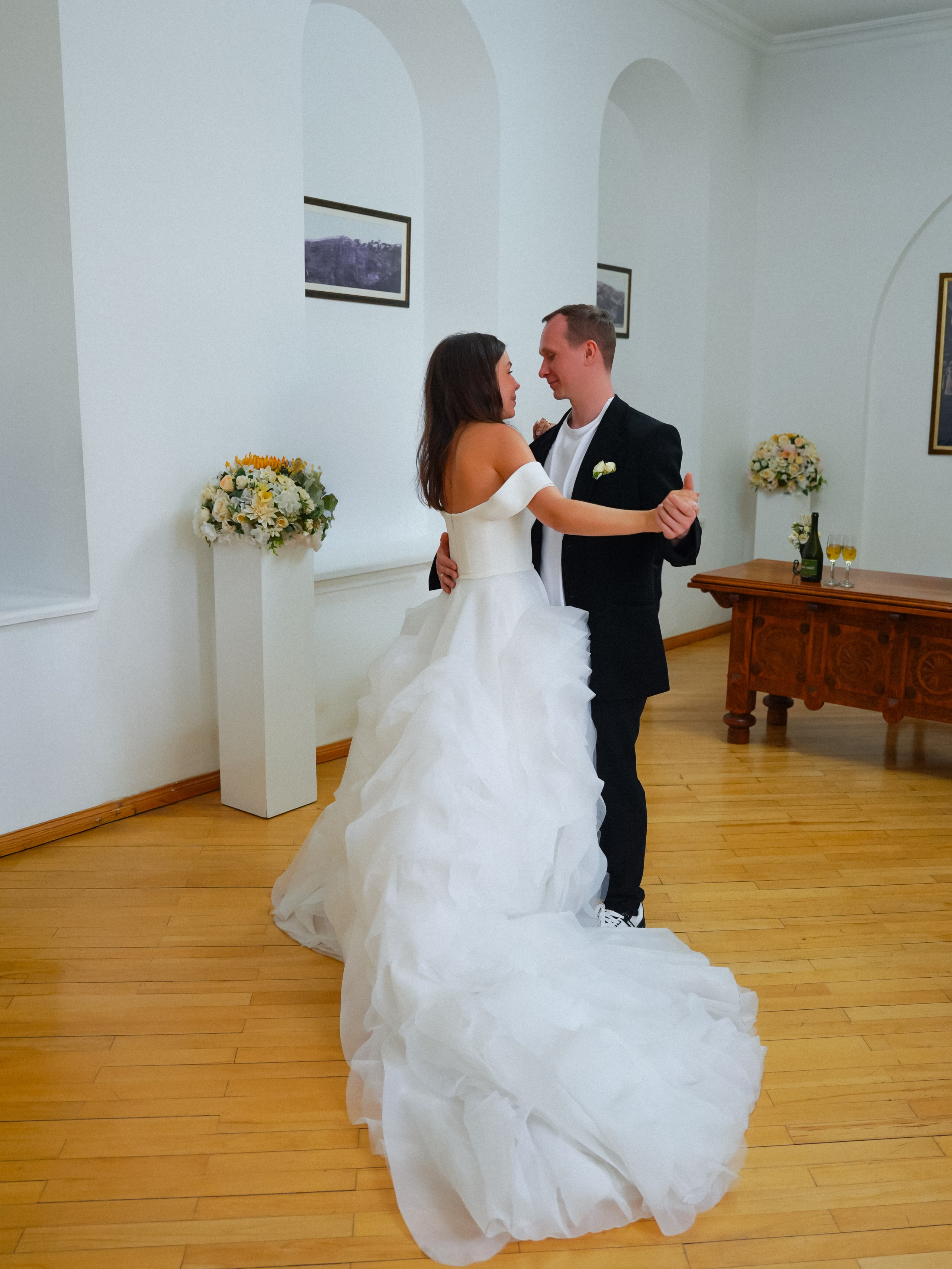 First dance of couple in reception hall in Signaghi