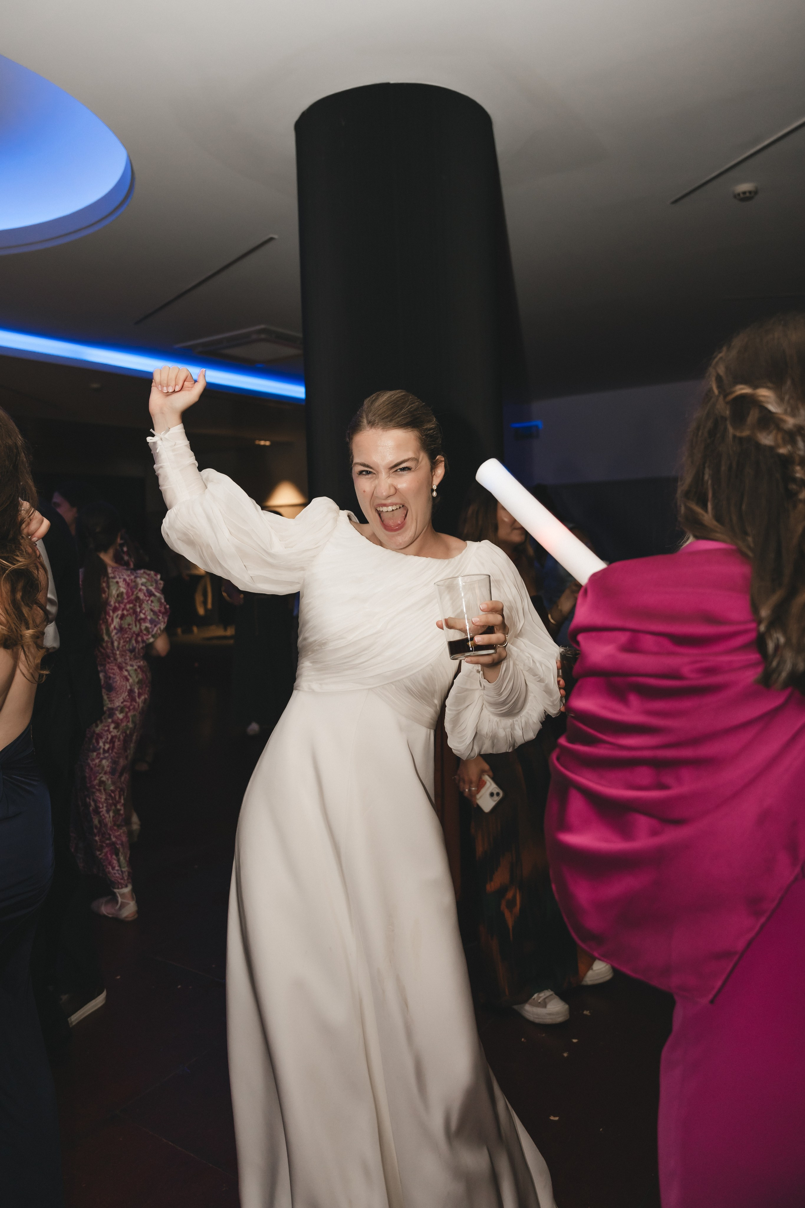 Elegancia y alegría familiar. Boda de Andrés y Lucía en San Sebastián. Holigood foto y video reportaje de bodas en San Sebastián y Europa