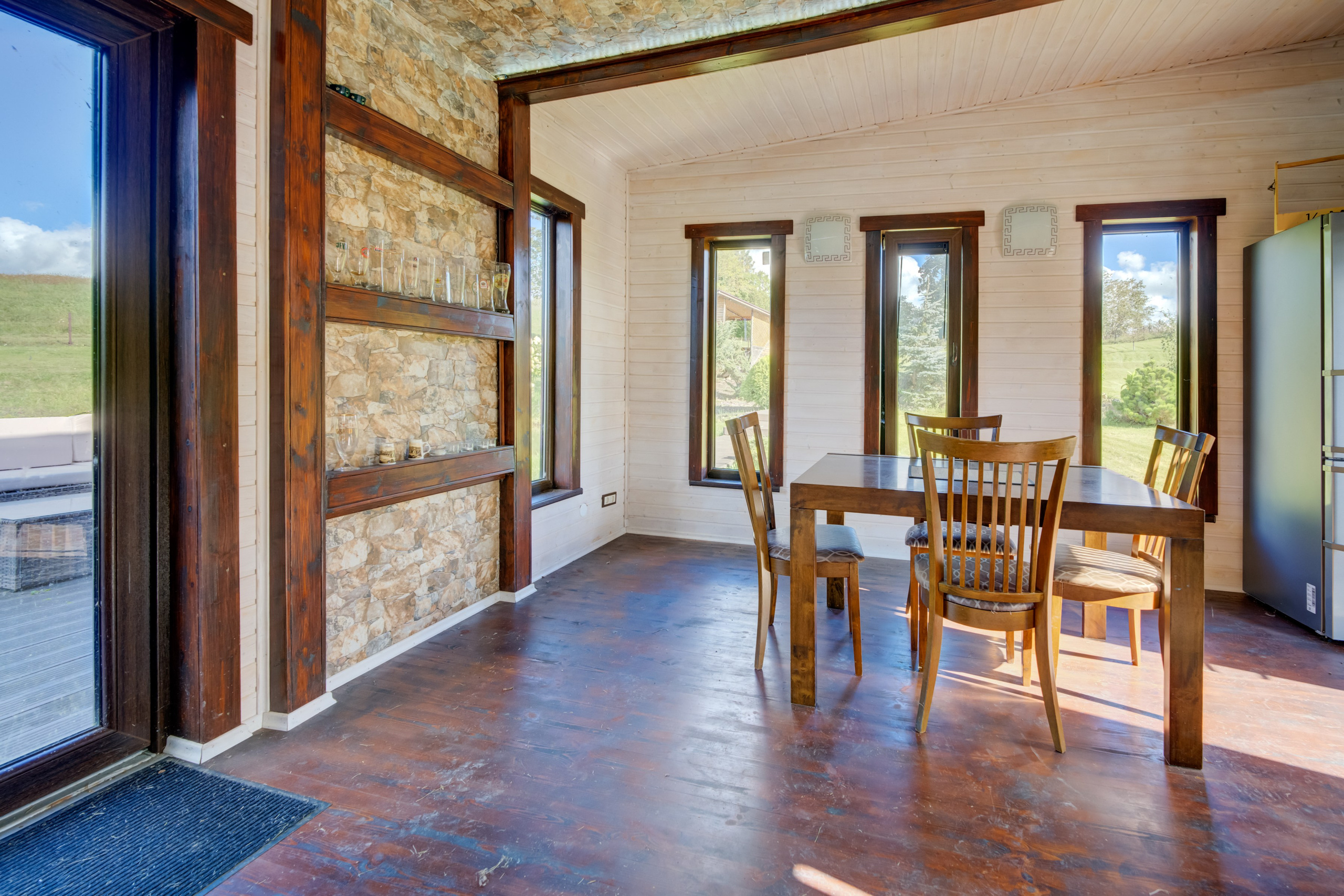 Sadyba Vinliaus r. prie ežero. Elina Sapiega fotografė Vilniuje