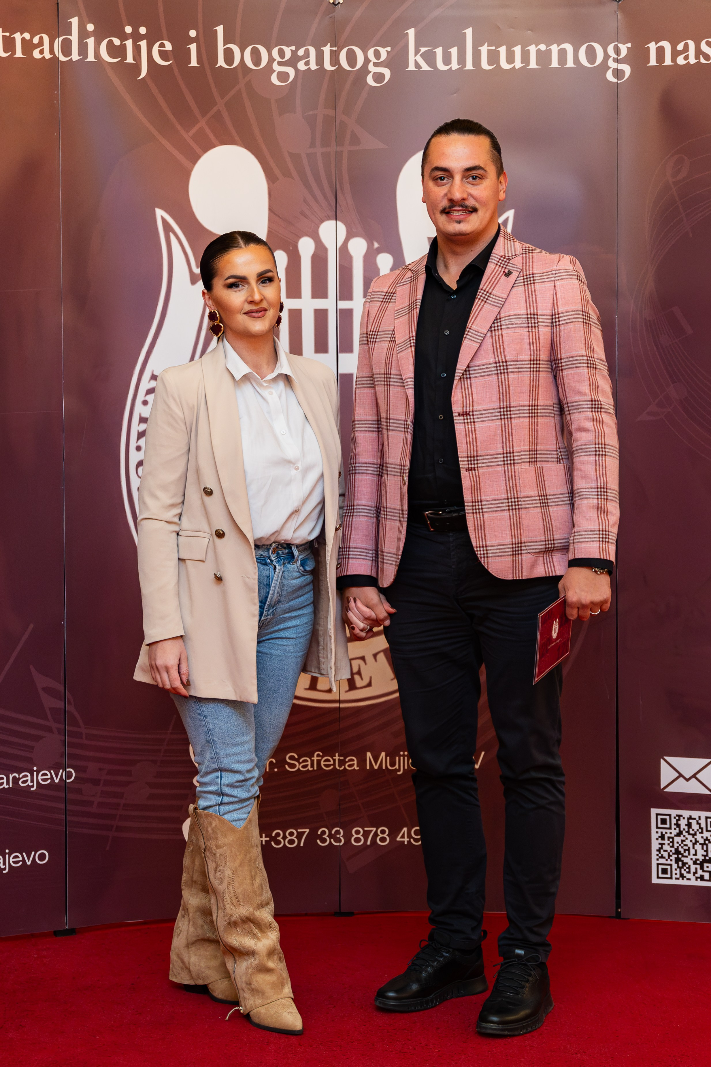 Galerija fotografija sa svečanog koncerta RKUD Proleter u Narodnom pozorištu Sarajevo, prikazuje nastupe izvođača, svečanu atmosferu, bogatu scenografiju i publiku u prepunoj dvorani.