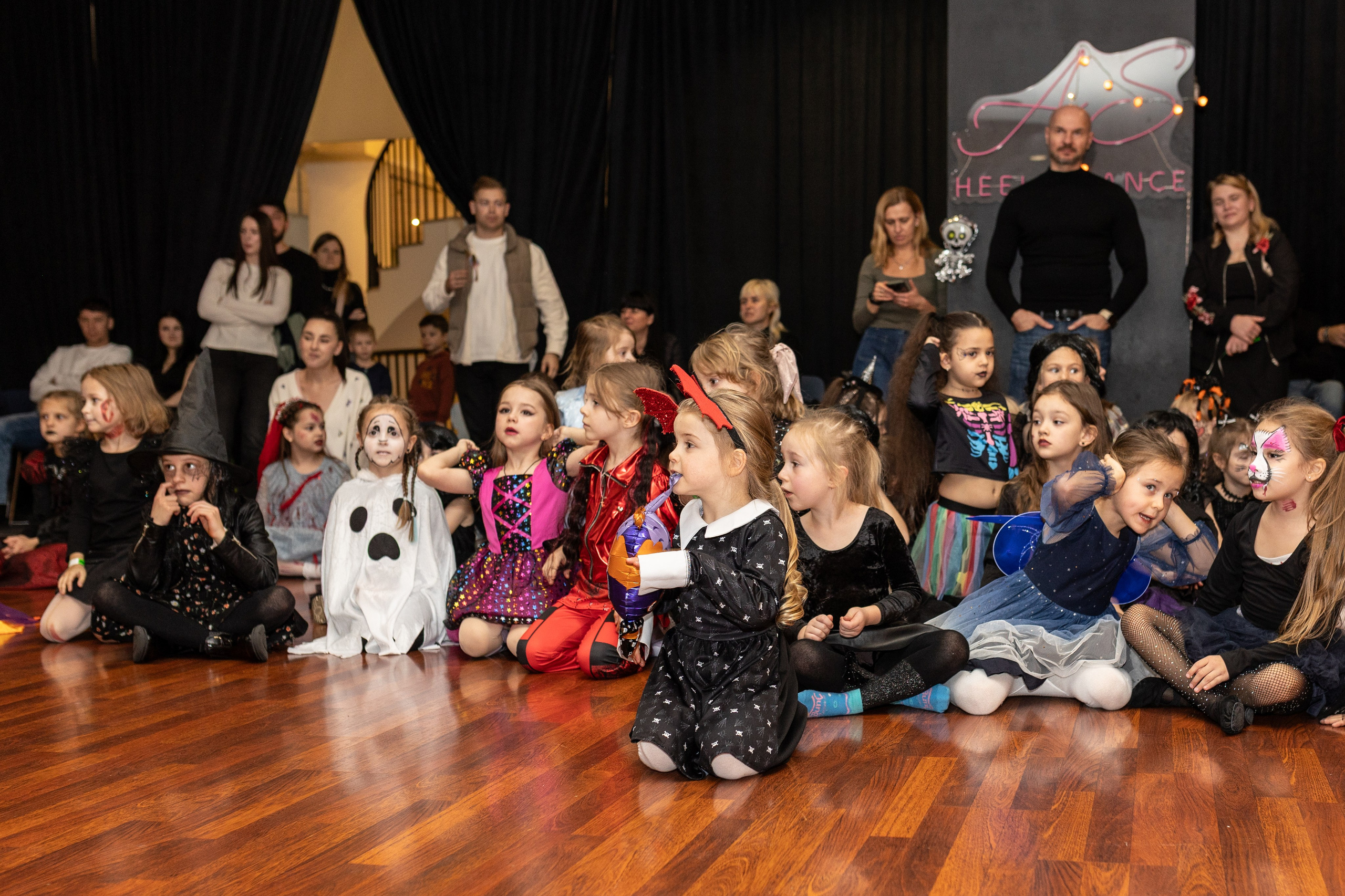 Leo dance studio Helloween 2025. Семейный и детский фотограф в Варшаве Мила Бобровская