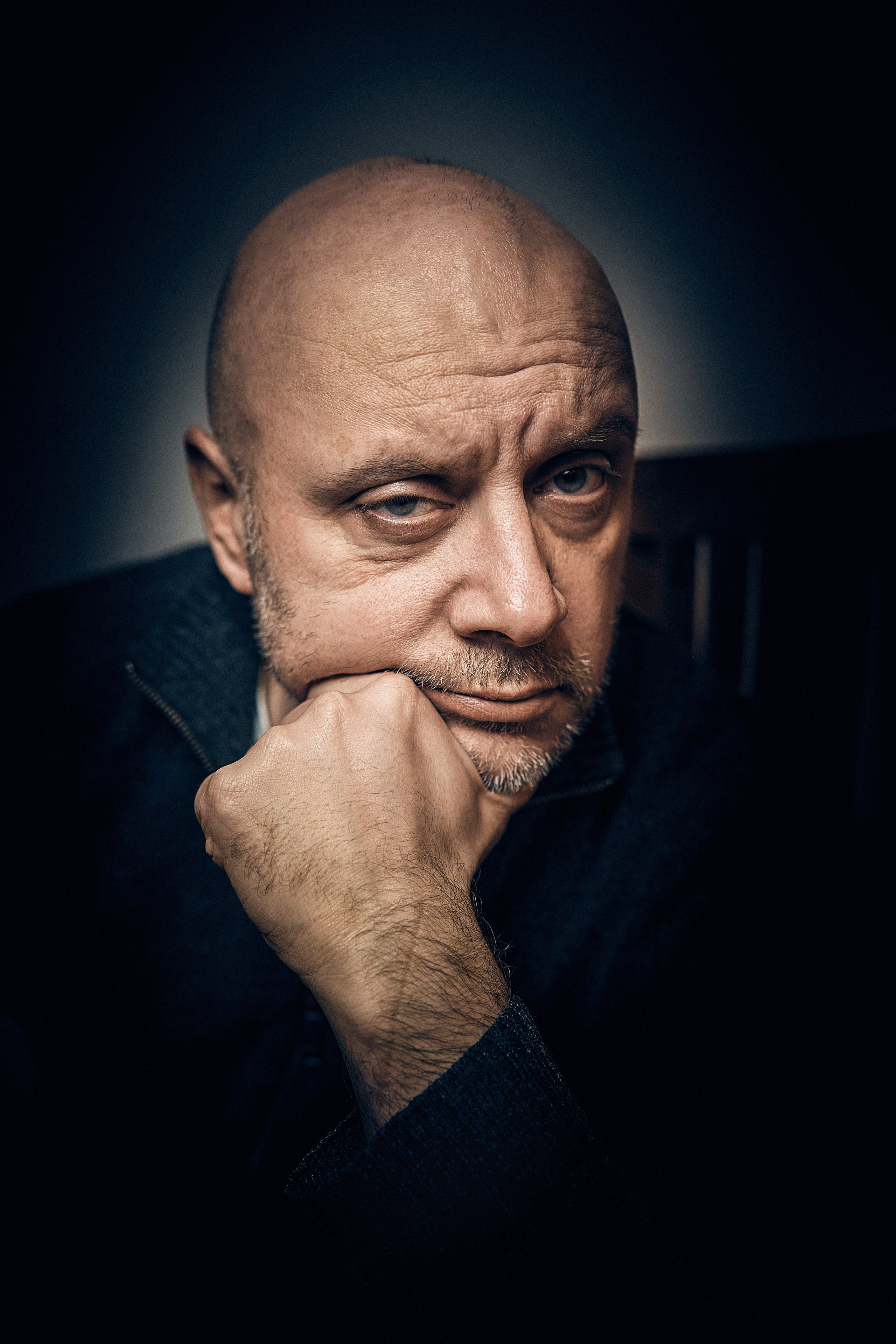 Portret Malarza - Simeon Genew - Portrety w studio - Fotograf i wideograf Andriej Szypiłow