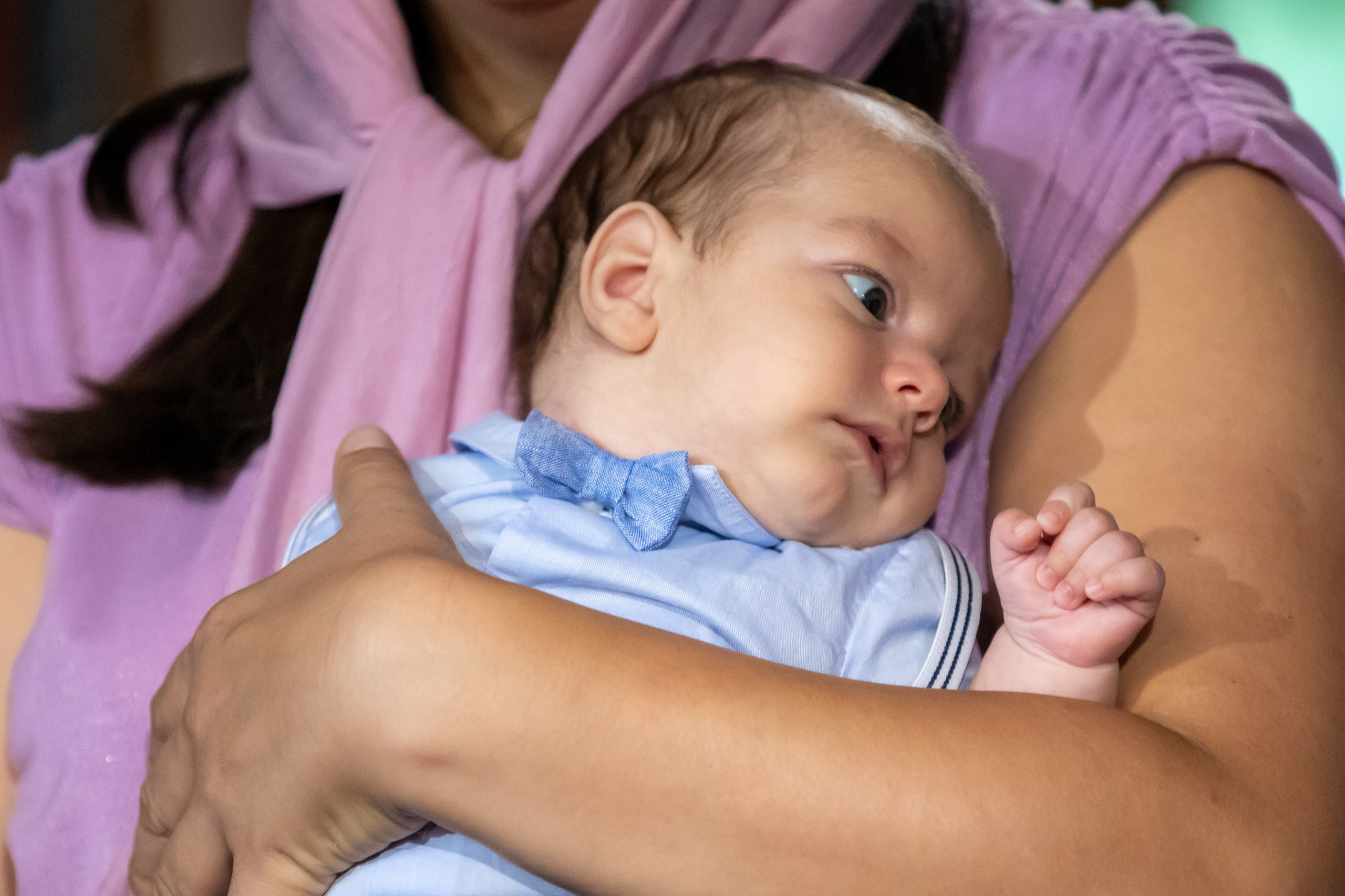 fotograf botez , fotografie botez Botoșani, fotograf Alin Chirilă, amintiri botez, fotografii botez, botez Miruna Parascheva, fotograf copii, fotografie botez în Botoșani-alt="botez , fotografie botez Alin Chirilă, amintiri botez, fotografii emoționante botez Botoșani"-- fotografii-botez-bebelus- amintiri-botez-micuț- moment-sfânt-crestinare- fotografie-emotionanta-botez- detalii-botez-bebelusi- parinti-fericiti-la-botez- fotograf-botez-profesionist- botez-in-biserica-ortodoxa- micuț-botezat-cu-emoție- zâmbete-și-lacrimi-la-botez- bebeluș-la-cristelniță- decor-botez-colorat- botez-cu-dragoste-și-credință- emotie-pura-la-botez- fotograf-botez-botosani- botez-iasi-suceava-fotograf- amintiri-nepretuite-botez-- Preotul ținându-l pe micuțul Mathias Gabriel la botez, în biserica Înălțarea Domnului, Copălău  - Detalii de la botezul lui Mathias – lumânare, trusou și icoană  - Familia lui Mathias Gabriel alături de micuț, în ziua botezului  - Portret emoționant cu mama și bebelușul în brațe, în biserică,fotograf profesionist evenimente Botoșani, Iași, Suceava, Fălticeni, Bacău, Pașcani, Roman - AlinoFotoStudio by Alin Chirilă - servicii foto nuntă, botez, cununie, ședințe foto creative, albume personalizate, fotografii emoționante și calitative pentru cele mai importante momente din viață,fotograf nuntă Botoșani Alin Chirilă,  ședință foto botez Iași - AlinoFotoStudio,  servicii fotograf profesionist evenimente Suceava,  fotograf cununie civilă Fălticeni - Alin Chirilă,  album foto nuntă personalizat Bacău.“Bebeluș botezat în biserică, ținut în brațe de nași”	•	“Detaliu cu lumânarea de botez decorată cu flori albe”	•	“Părinți emoționați alături de copilul lor la ceremonia de botez”	•	“Masa festivă de botez cu decor tematic și tort personalizat”	•	“Momentul în care preotul toarnă apă sfințită pe fruntea bebelușului”	“Bebeluș în rochie albă de botez, zâmbind în brațele mamei”	•	“Detaliu cu cruciulița de botez așezată pe o pernă de satin”	•	“Părinți și nași aprinzând lumânările în timpul ceremoniei de botez”	•	“Tort de botez decorat cu figurine tematice și numele copilului”	•	“Copil botezat dormind liniștit în pătuțul decorat festiv”	•	“Momentul în care preotul binecuvântează copilul în fața altarului”	•	“Invitați adunându-se în jurul mesei festive la petrecerea de botez”	•	“Bebeluș ținând în mână o jucărie personalizată primită la botez”	•	“Familie fericită pozând împreună după ceremonia de botez”	•	“Decor tematic cu baloane și flori la locația petrecerii de botez” fotograf Botoșani fotograf evenimente fotograf botez Alin Chirila fotograf alinofotostudio.fotograf botez Amelis Maria, fotografie botez Botoșani, fotograf Alin Chirilă, amintiri botez, fotografii botez, botez Amelis Maria, fotograf copii, fotografie botez în Botoșani,