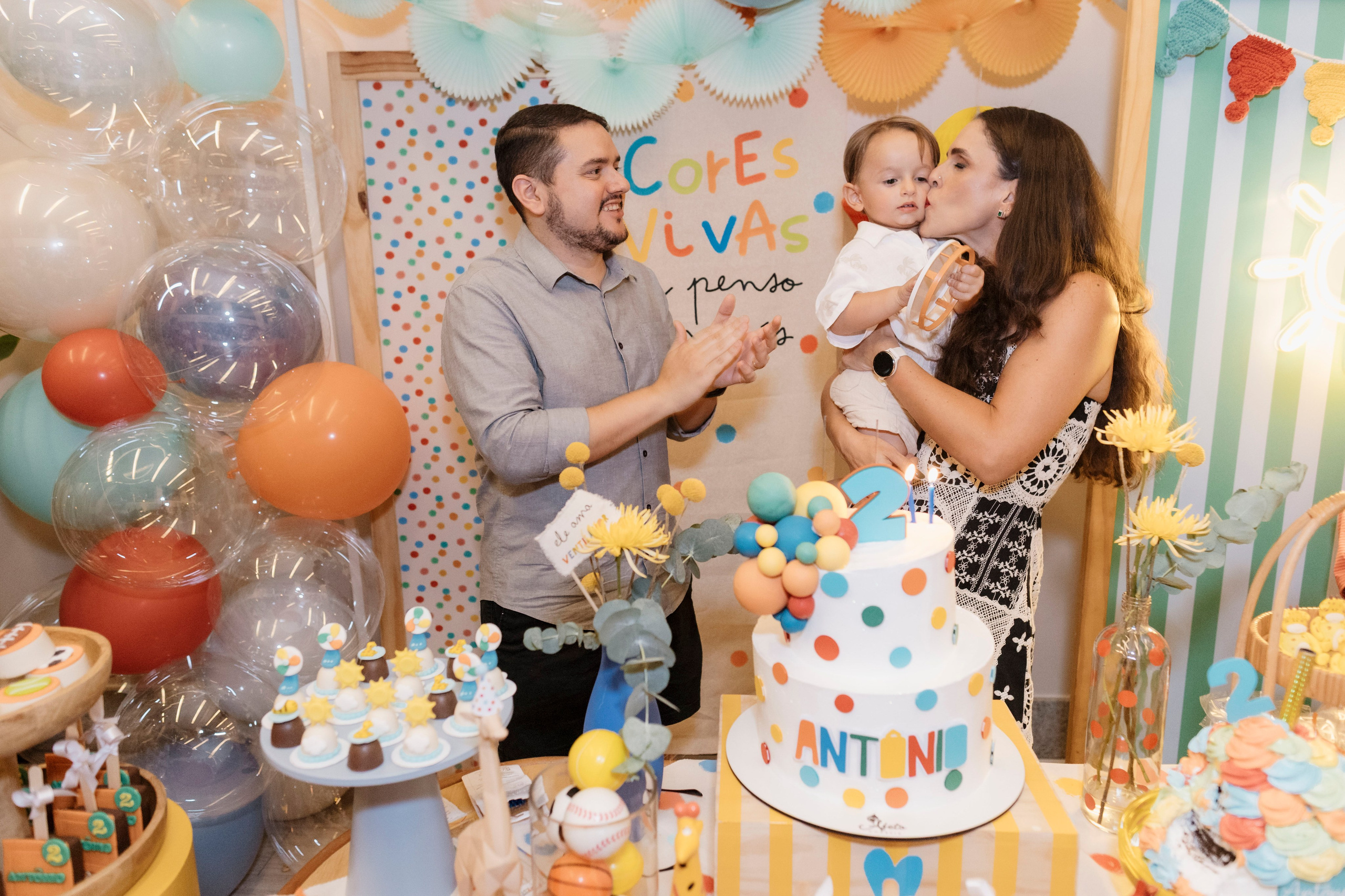 Aniversariante atento durante o parabéns