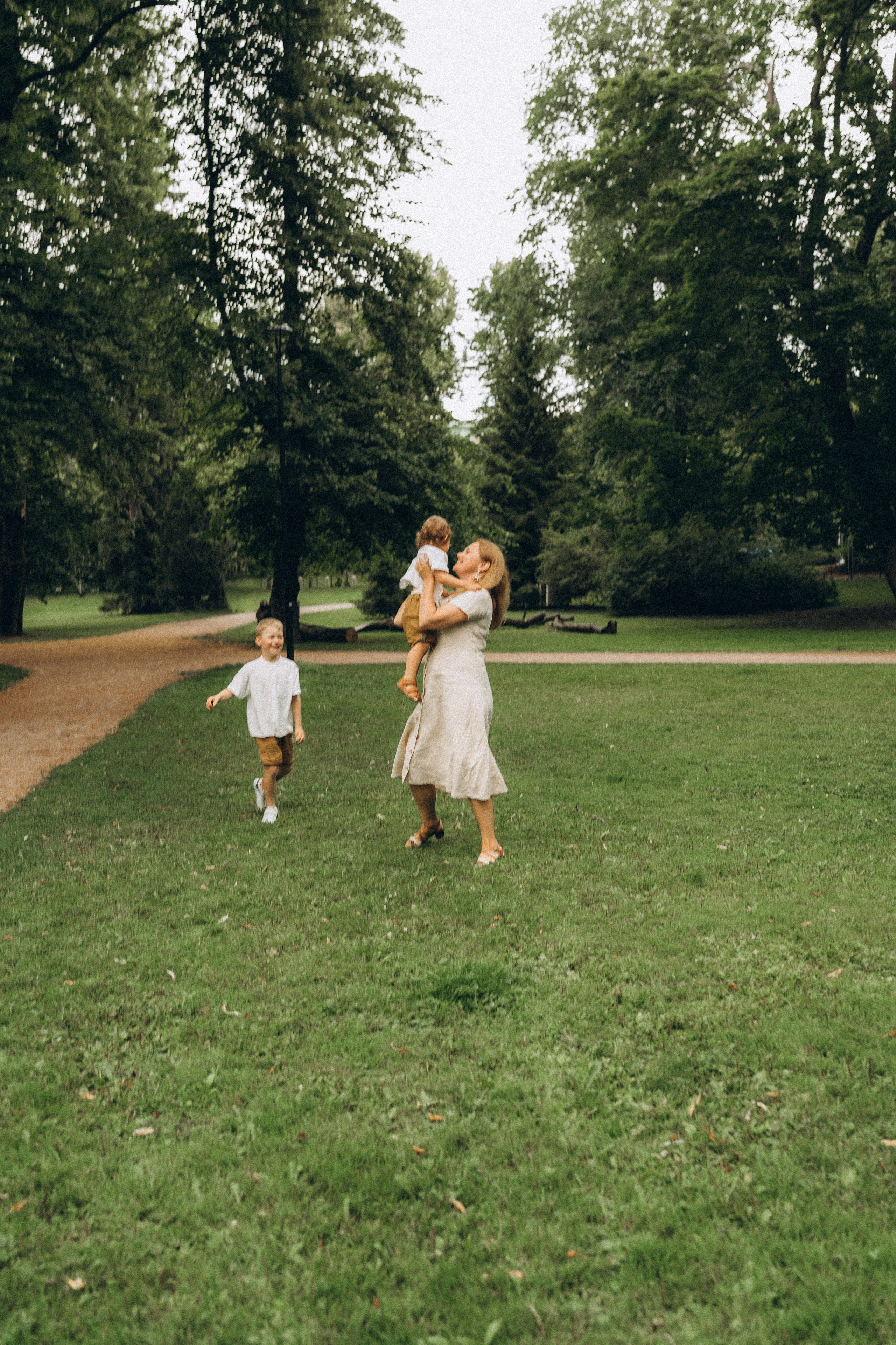 Kaivopuisto. Wedding and potrait photographer in Helsinki Vickan O