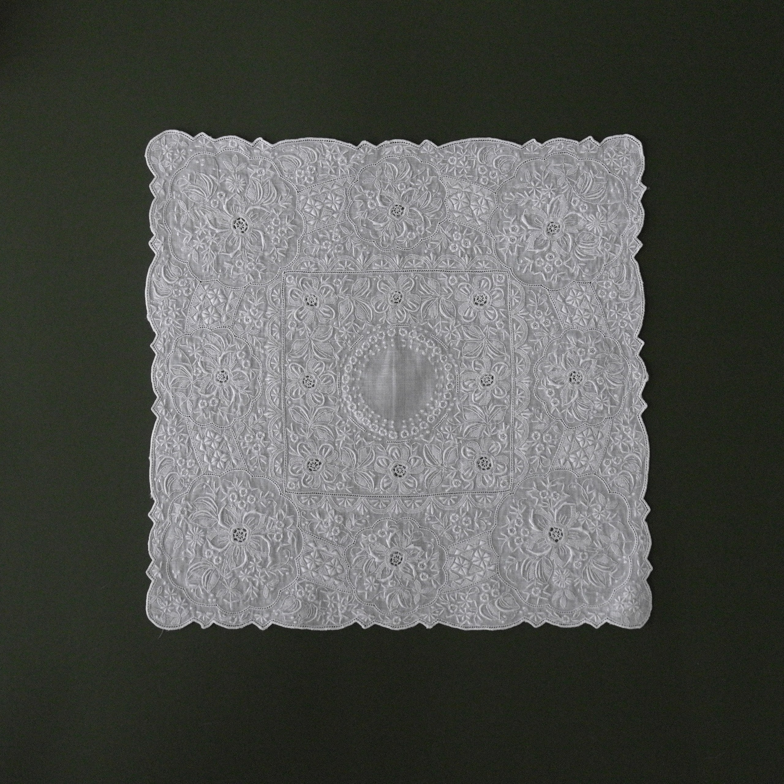 Lace napkins2. Современнные и актикварные украшения в Барселоне, Москве и Санкт-Петербурге