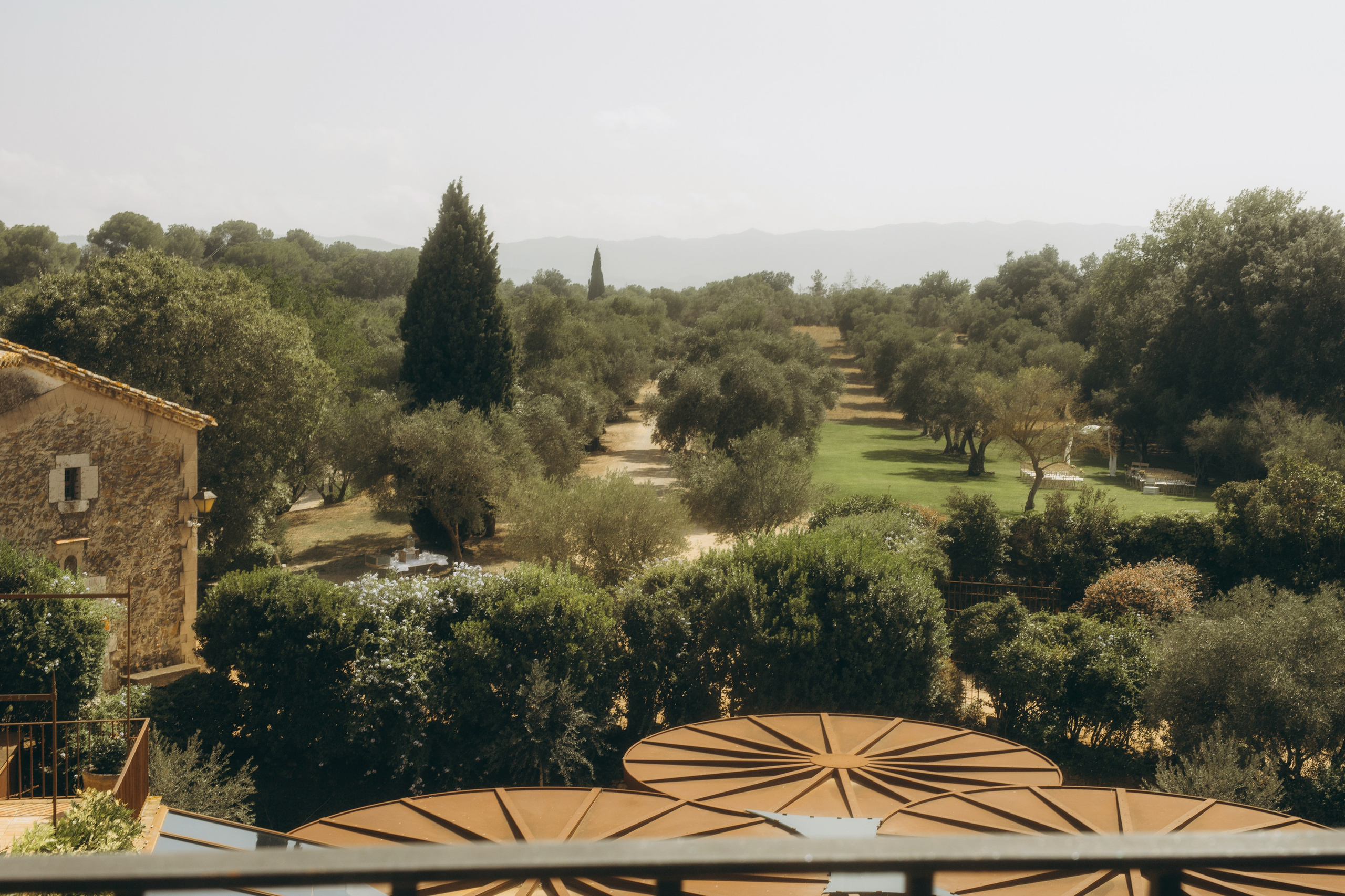 Lauren & Jamie. Hotel Castell d’Emporda. Paola fotógrafo / videografo de bodas en Barcelona