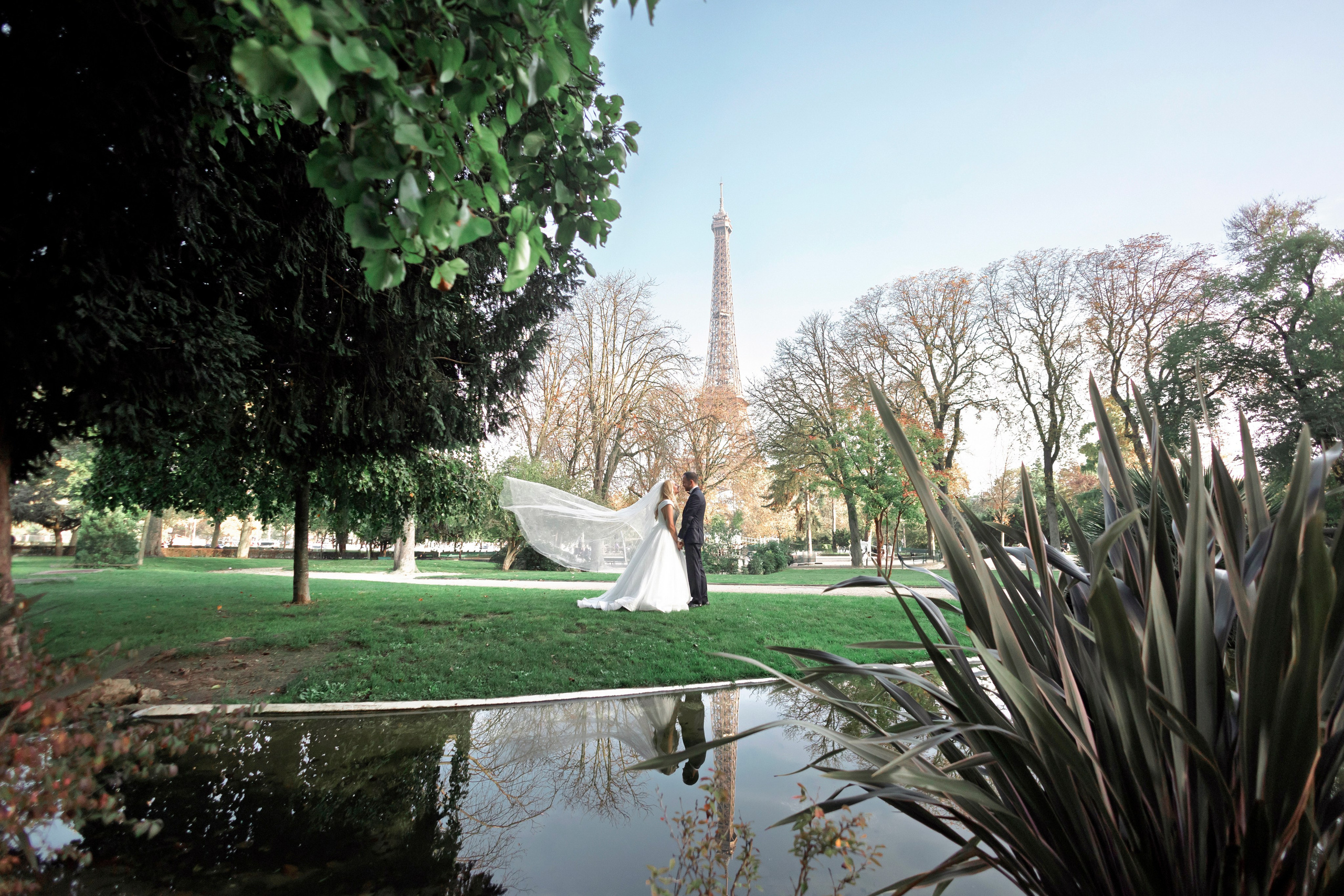 Eiffel Tower / Trifan & Raluca. Wedding, event and family photographer in Paris, Emilian Olaru