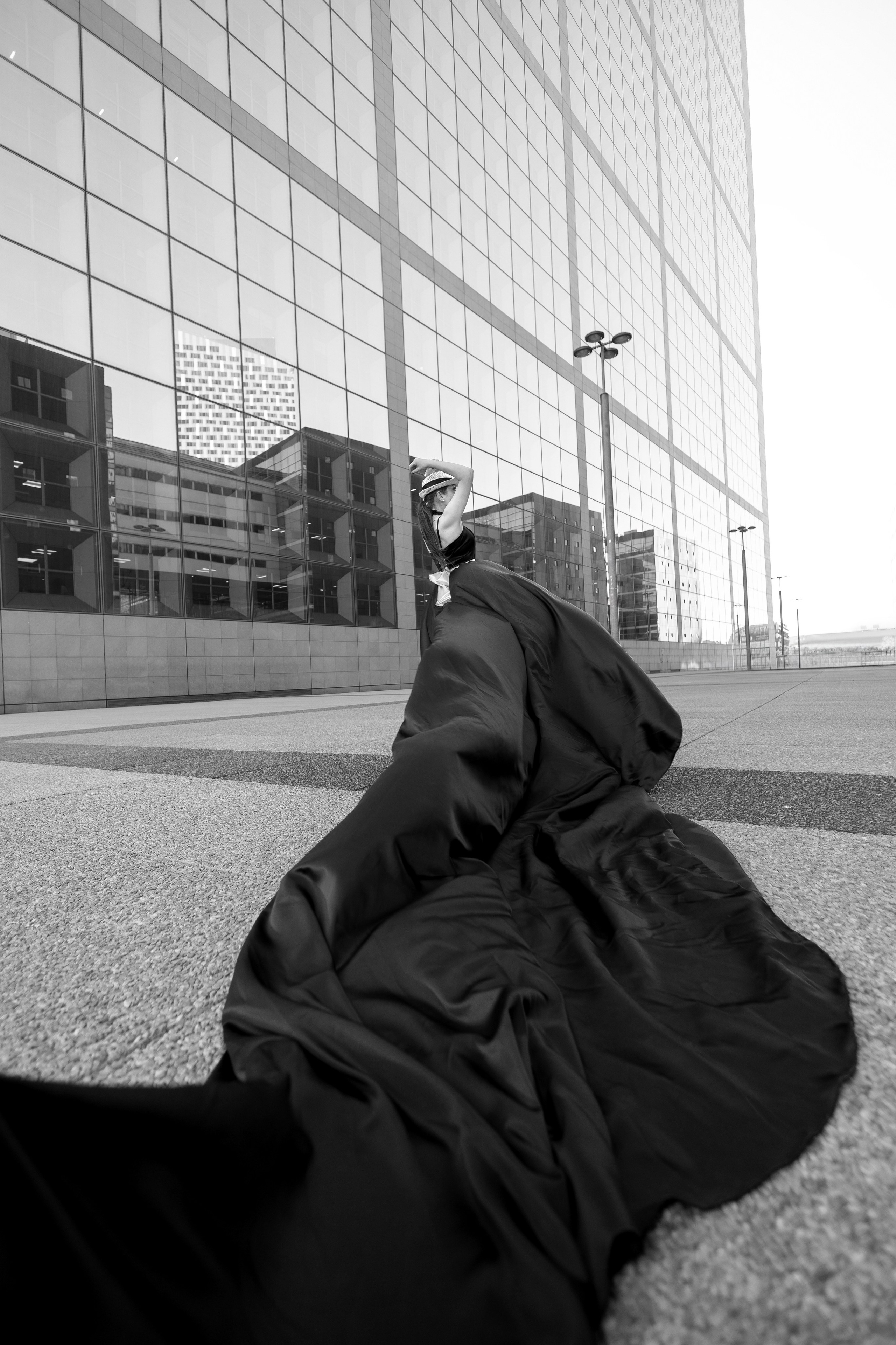 Shooting La Defence cu Lenuta. Wedding, event and family photographer in Paris, Emilian Olaru