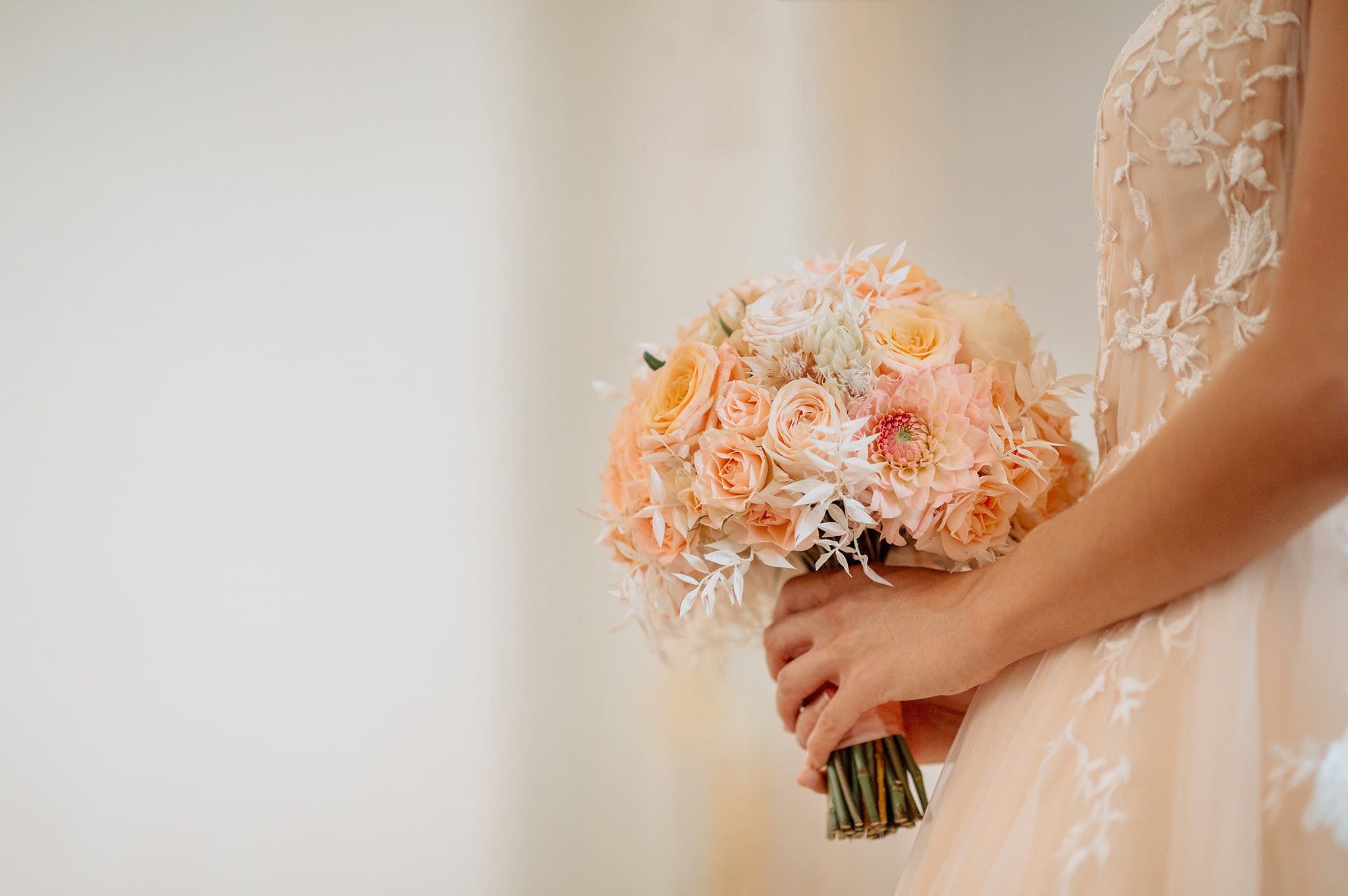 Līgavas pušķi pudera, persiku toņos. Event design, decoration, floristry, gift, Irina Novika, Riga, Latvia