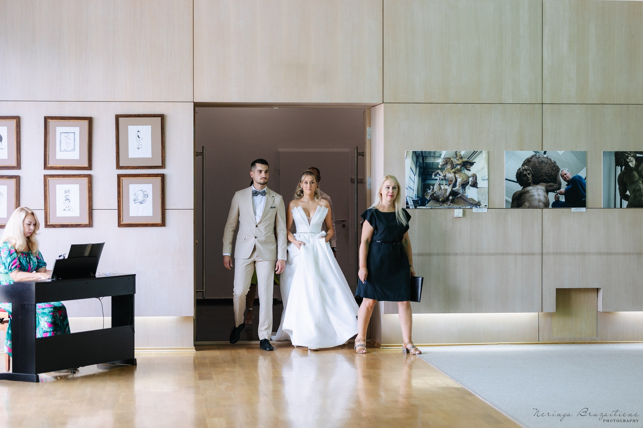 Vestuvinė fotosesija Kaune, Vienybės aikštėje, prie Lietuvos banko