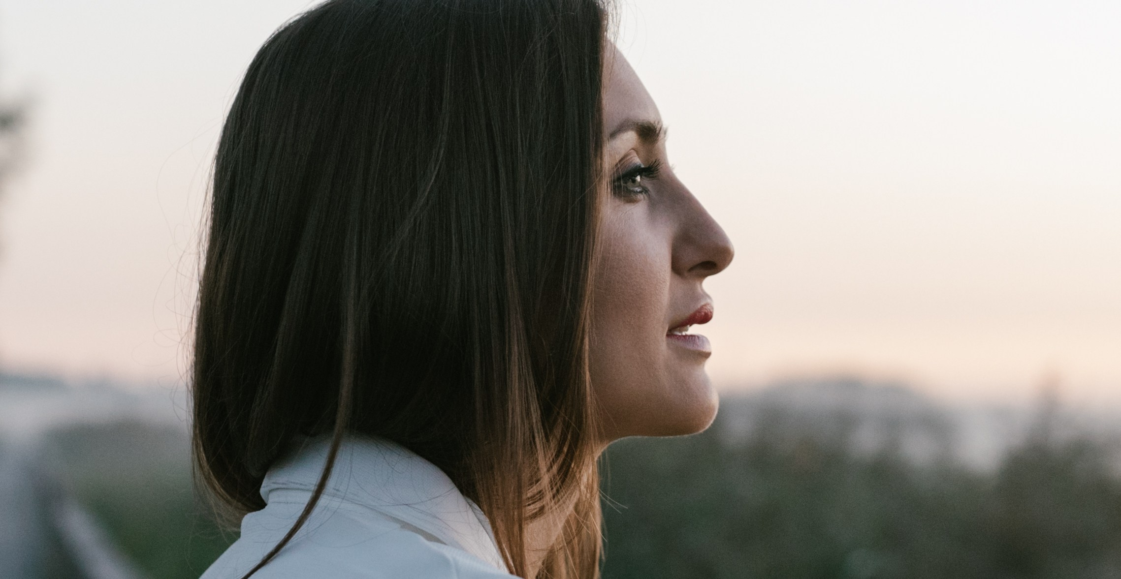 Nahaufnahme Porträt bei Sonnenaufgang auf dem Federseesteg