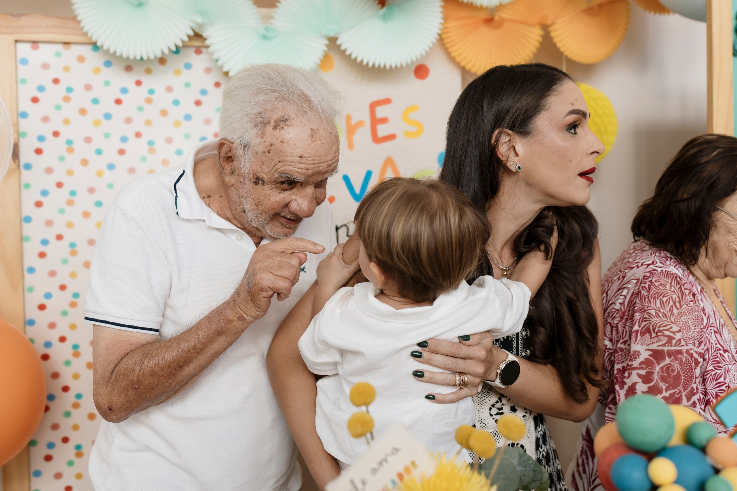 Interação do bisavô com o aniversariante de 2 anos