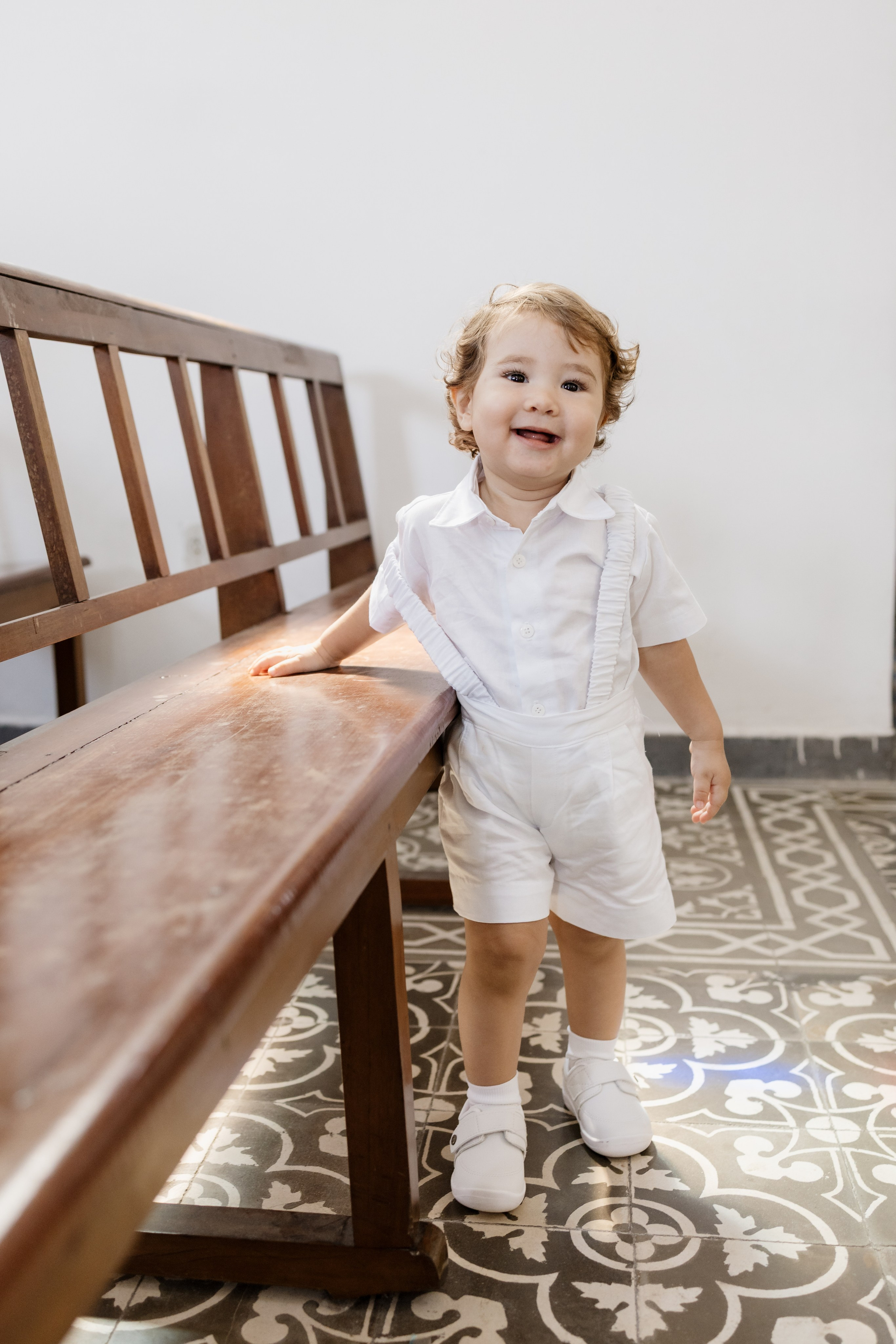 Criança com roupa feita pela bisavó para o batizado