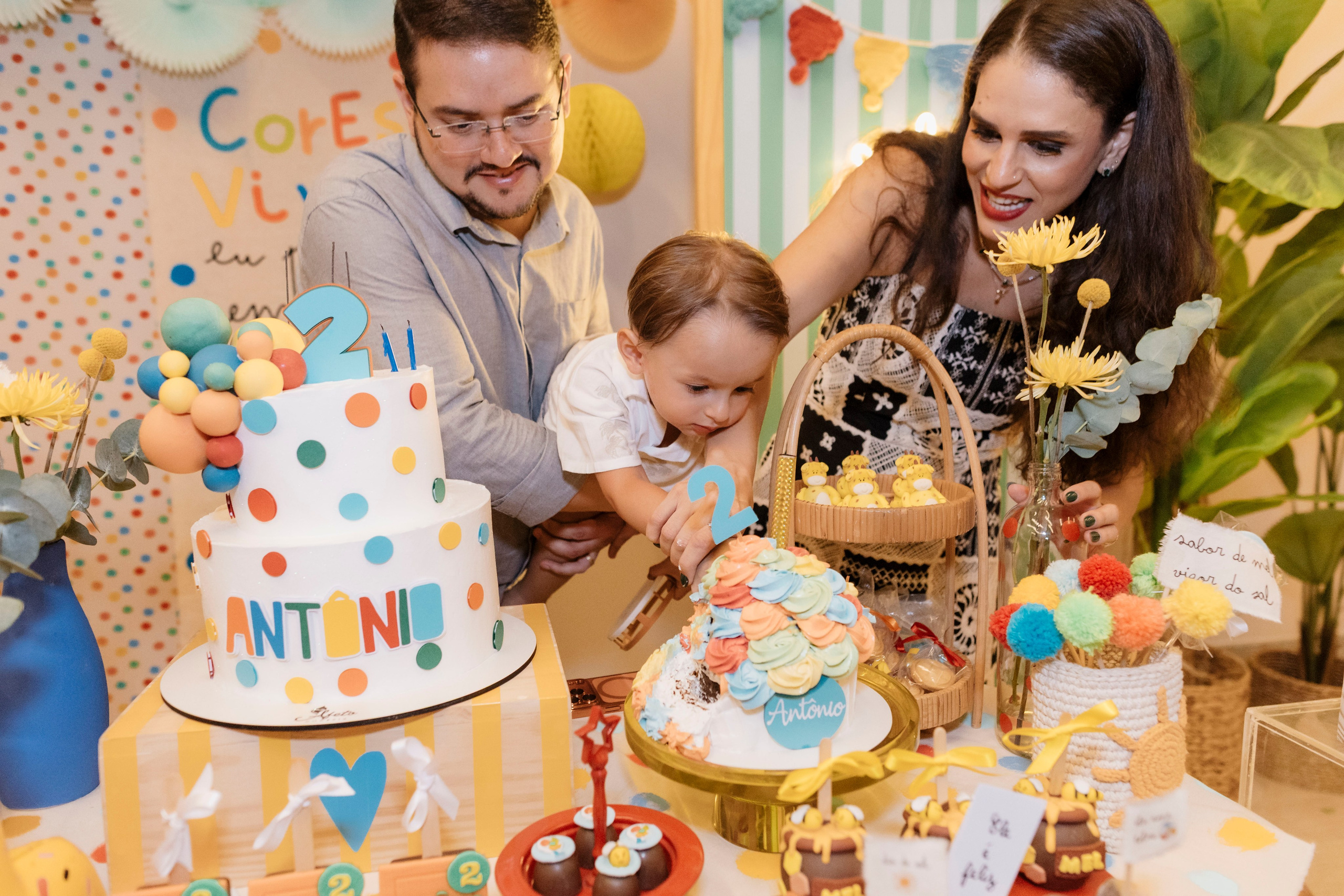 Aniversariante provando o bolo após o parabéns