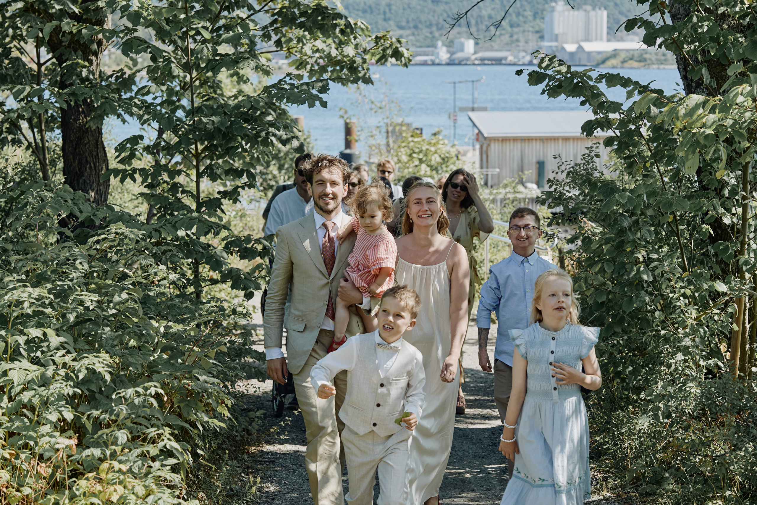 Under the Oslo Summer Sun. Bryllupsfotograf i Oslo. André Korsak – candid og dokumentarisk fotograf