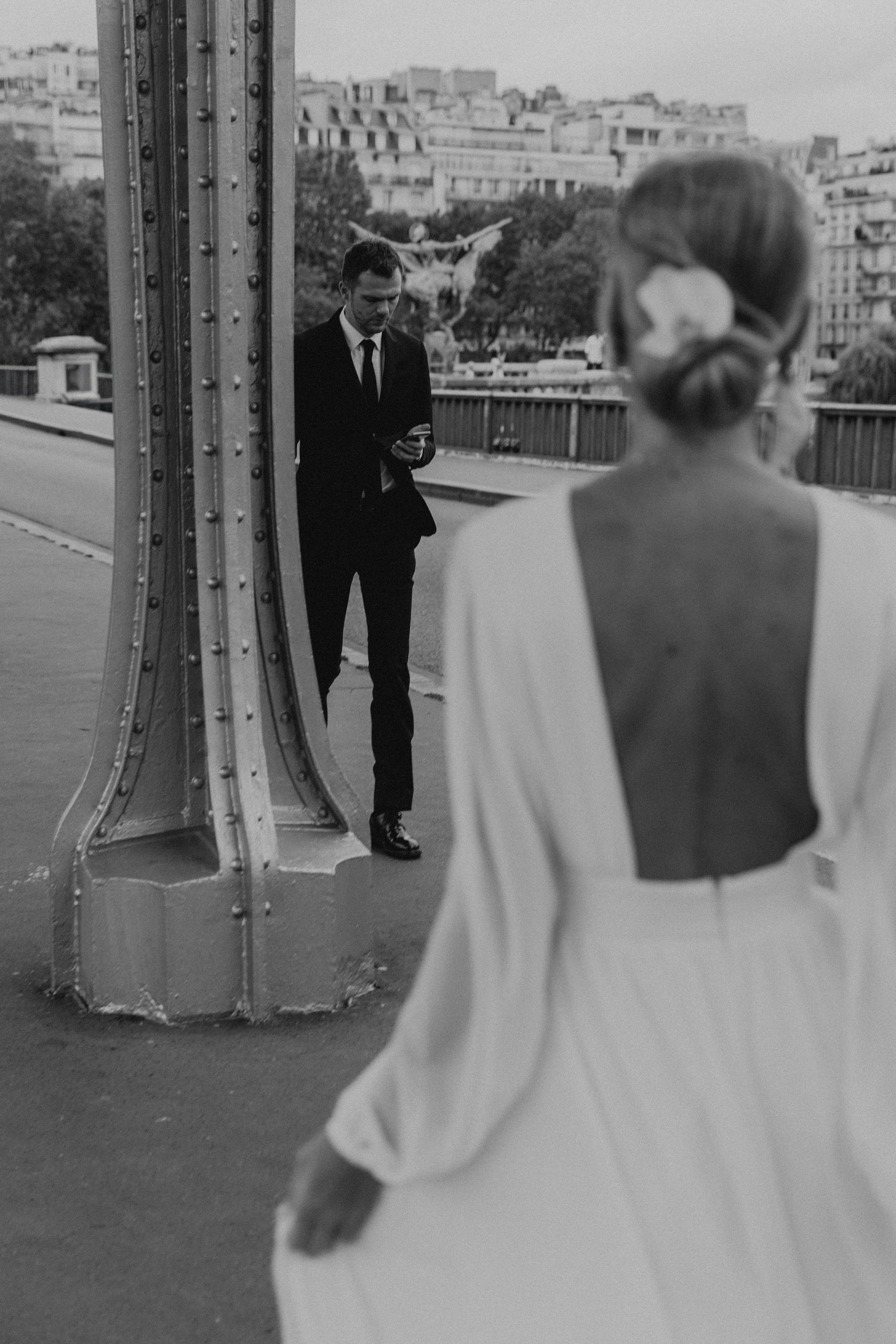 Elopement à Paris près de la Tour Eiffel — une histoire en noir et blanc. Photographe de mariage à Paris