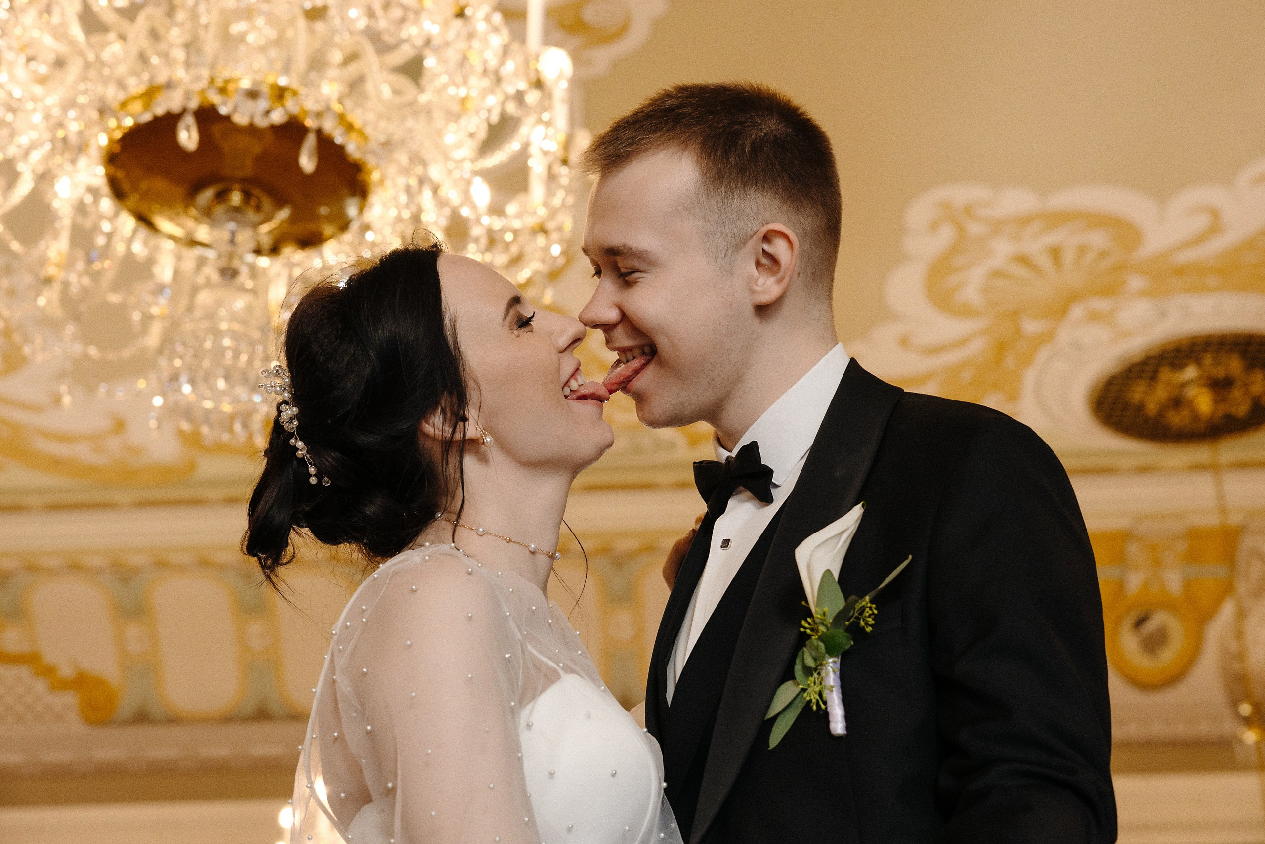 Яркая свадебная фотосессия в Доме Черноголовых, Рига, Латвия. Евгений Тимофеев | Свадебный и контент-фотограф и видеограф в Риге