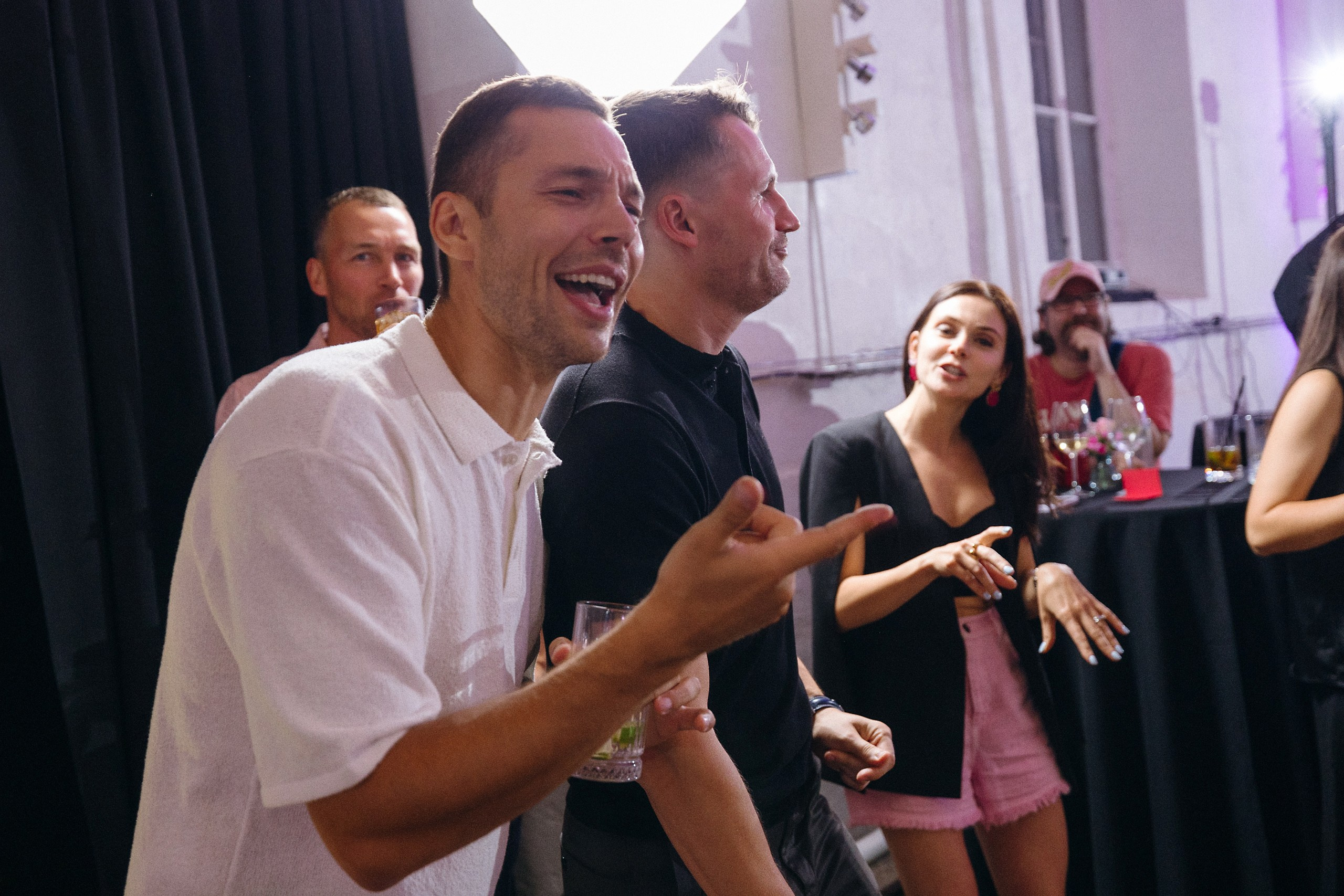 Юбилей свадьбы — 10 лет вместе, Porsche, страсть и стильная фотосессия в Риге. Евгений Тимофеев | Свадебный и контент-фотограф и видеограф в Риге