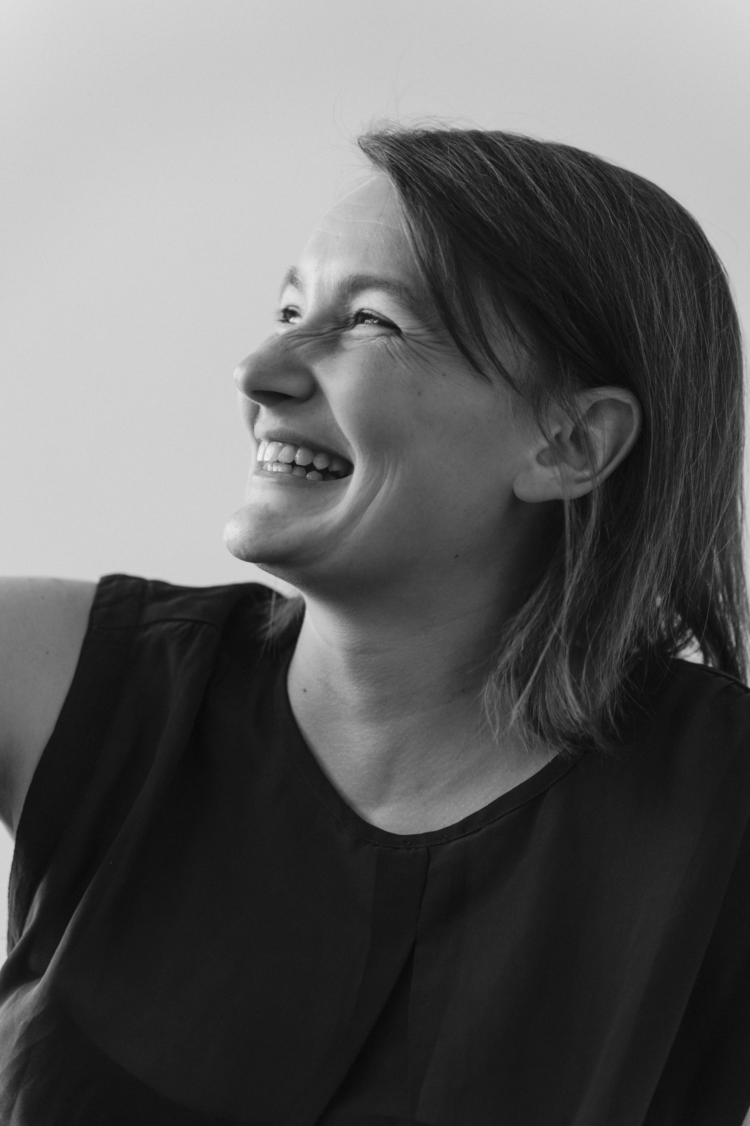 Schwarz-Weiß-Fotoshooting im Studio. Schwarz-weiß Fotografie in Münster. Fotografin Viktoria Roschen