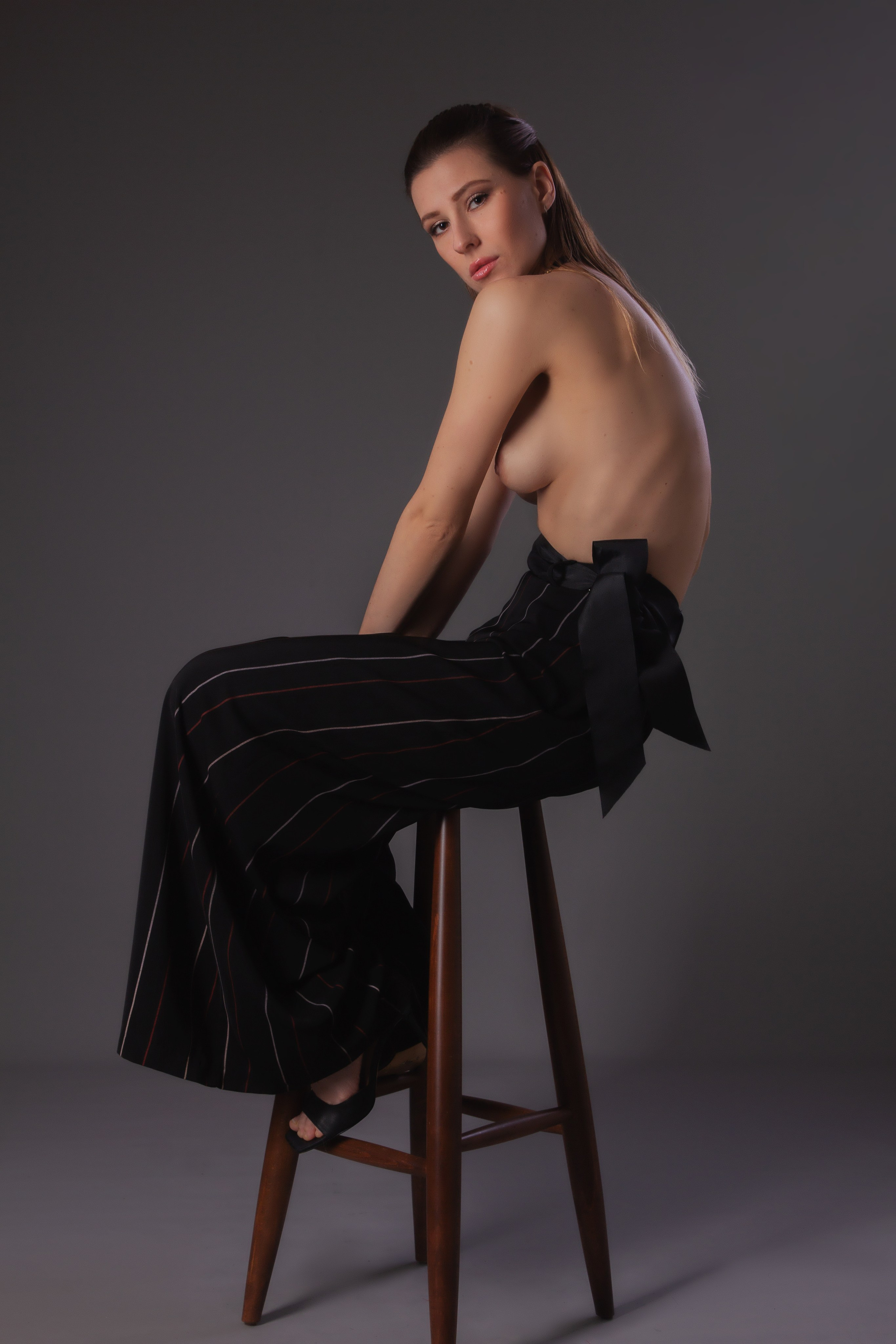 портрет девушки на стуле в Стамбуле , эстетика