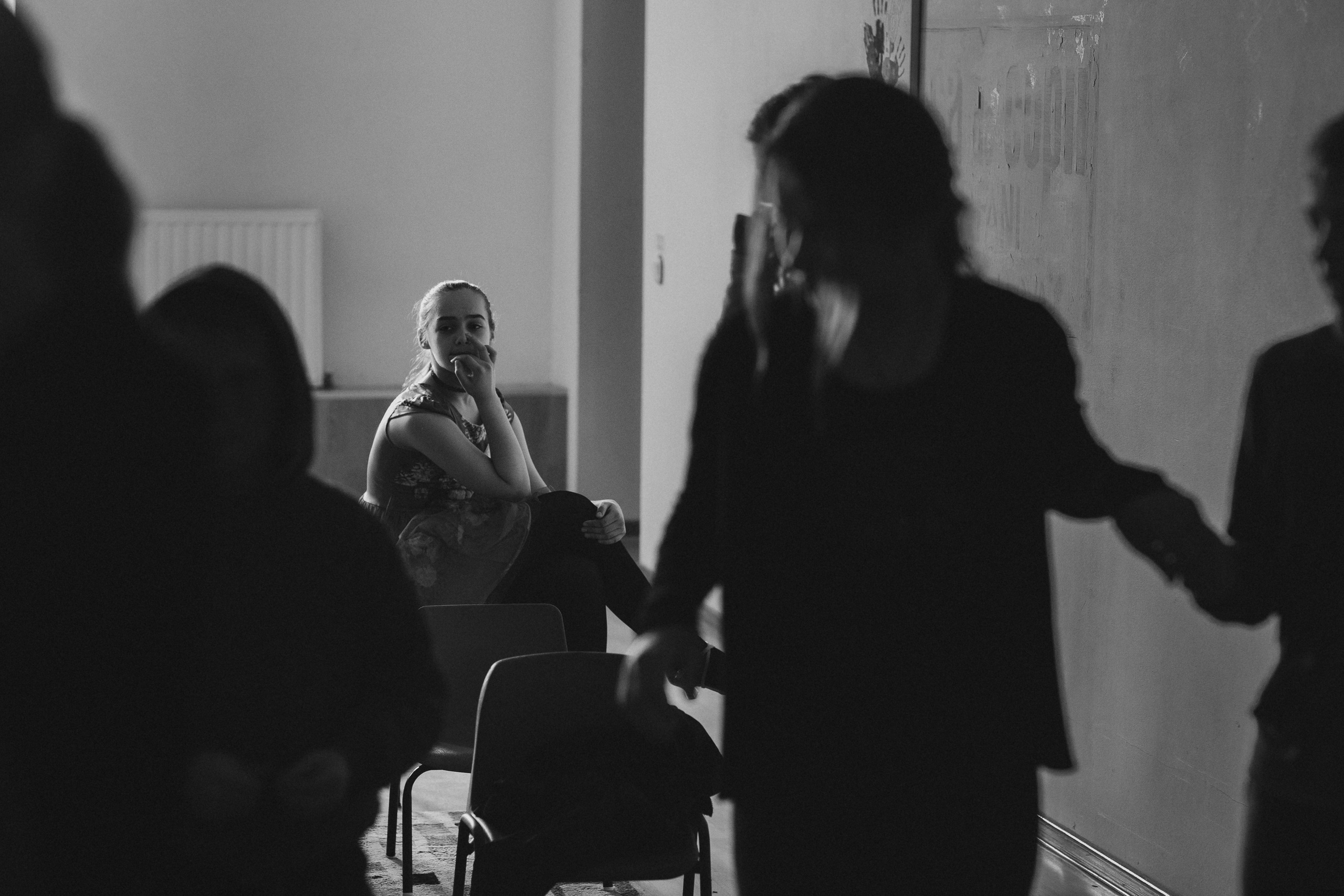 портрет чёрно-белый социальная фотография Детский дом девочка грызет ногти сидящая на стуле