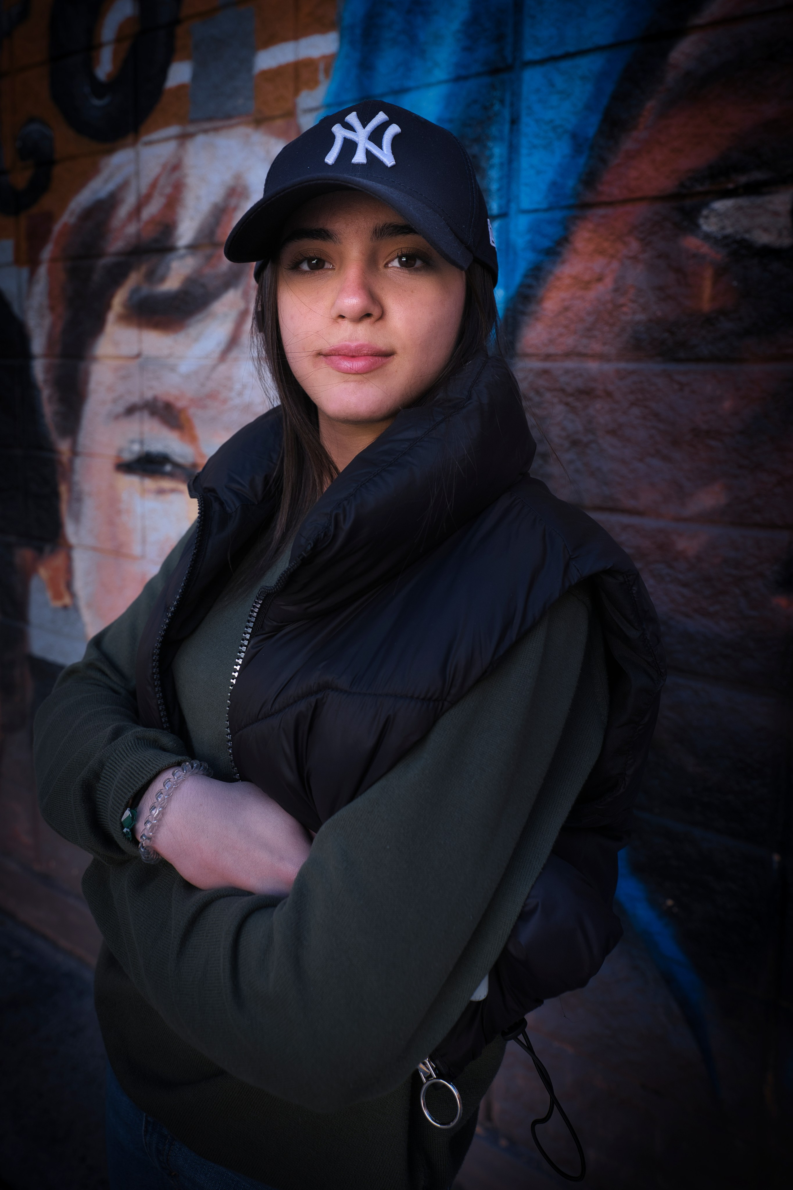 Retrato artístico en exteriores capturado con estilo profesional.