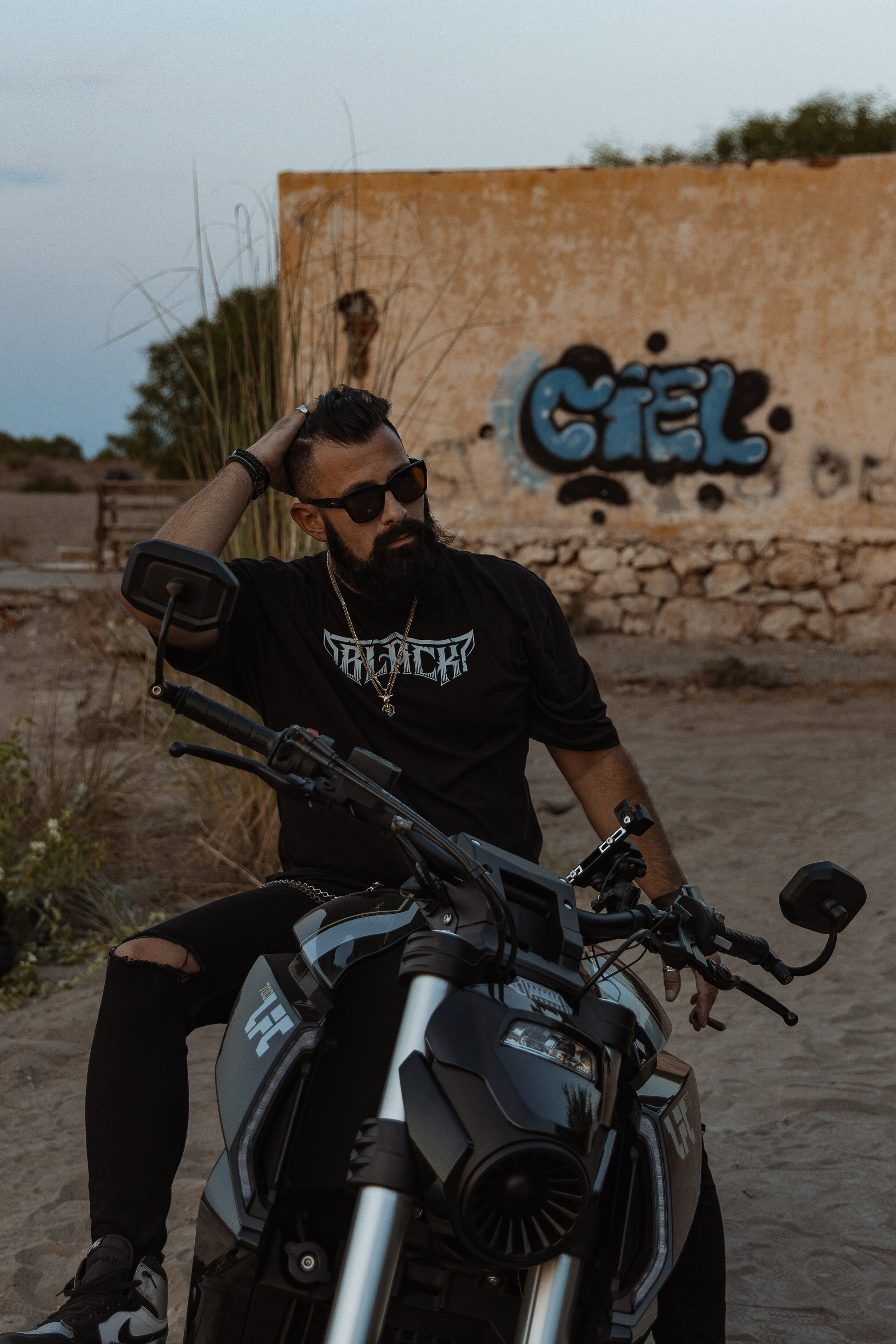 Мужская фотосессия в Анталии. Фотосессия для мужчин. Фото с мотиком. Мужская фотосессия в Анталии. Мужская фотосессия в Турции.