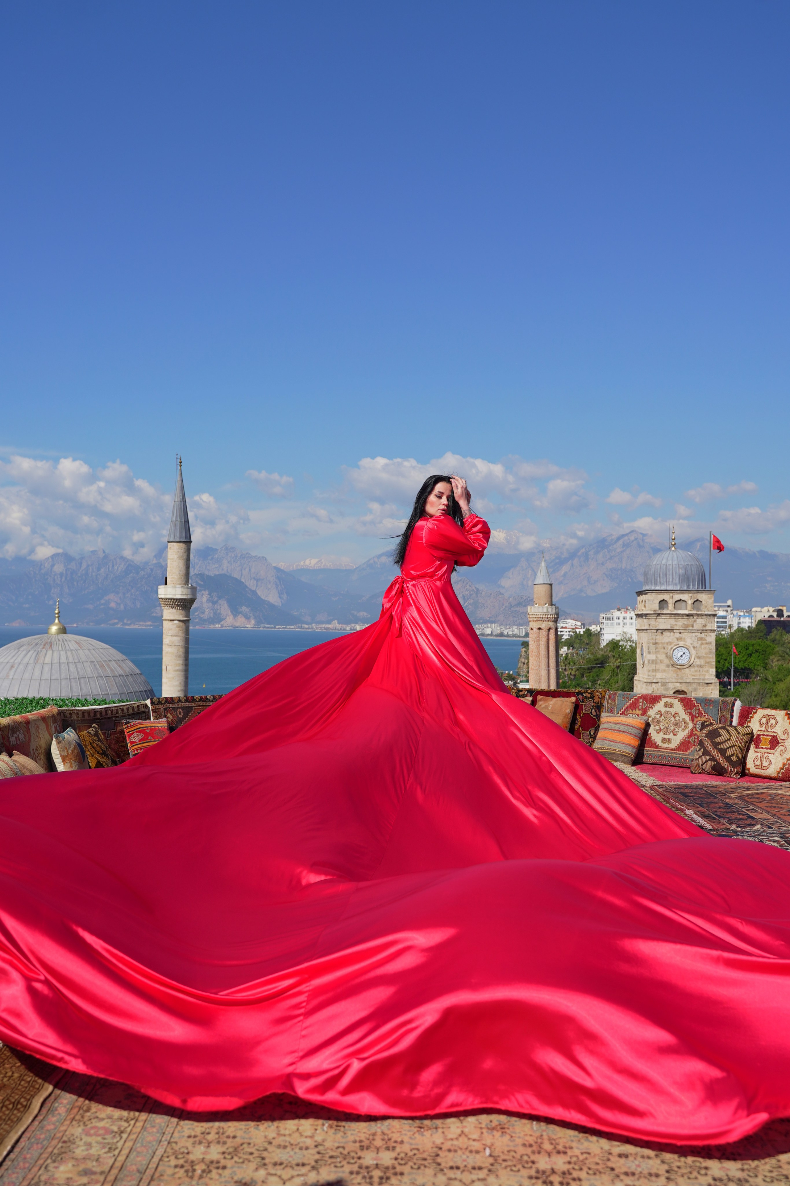 Фотосессия в летящих платьях на крыше