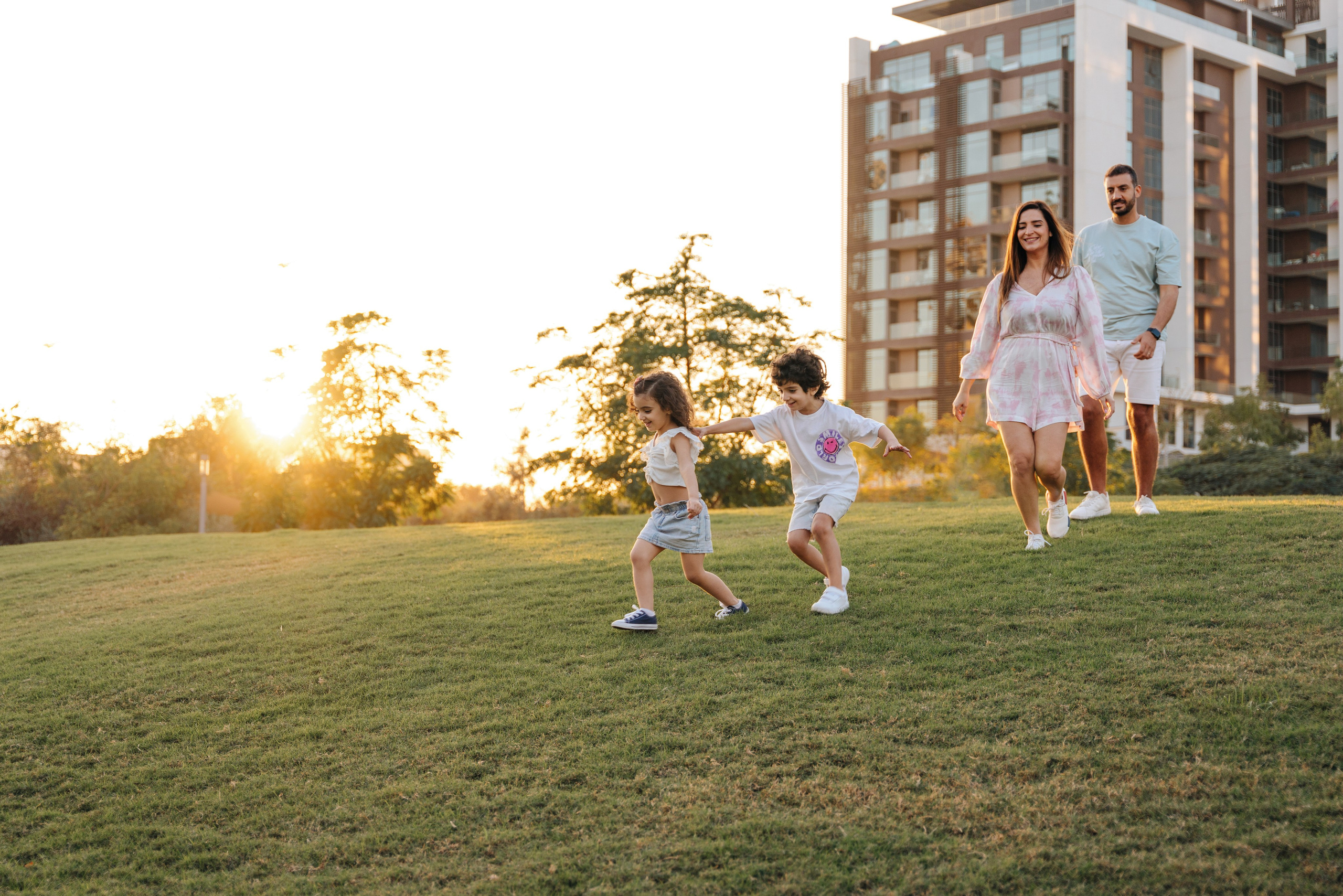 Family fun and play in the park. Angela Iakovleva — Family Photographer in Dubai