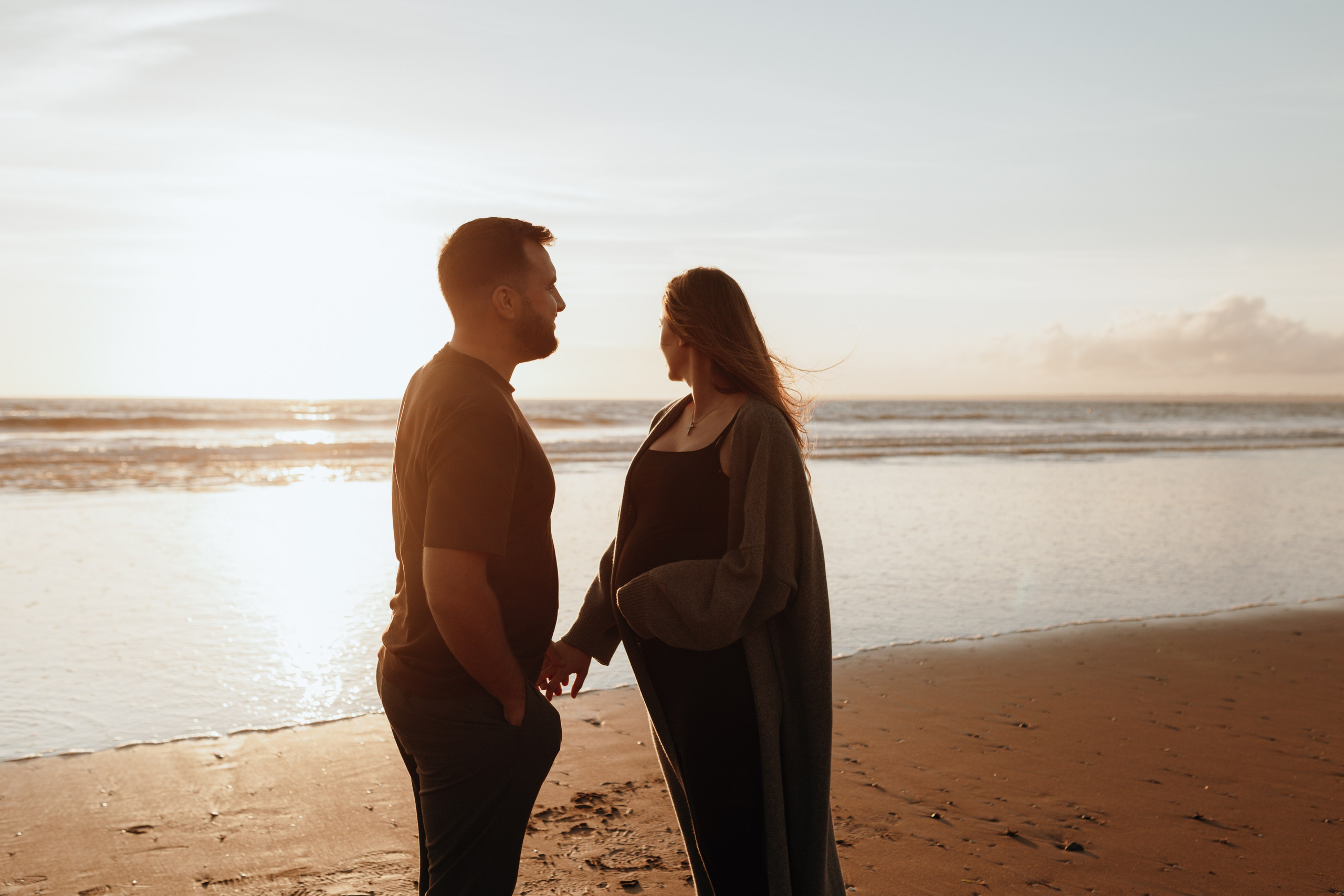 Sunset maternity photoshoot. Annah Louwagie — Lifestyle photographer for couples, families & brands | France & worldwide