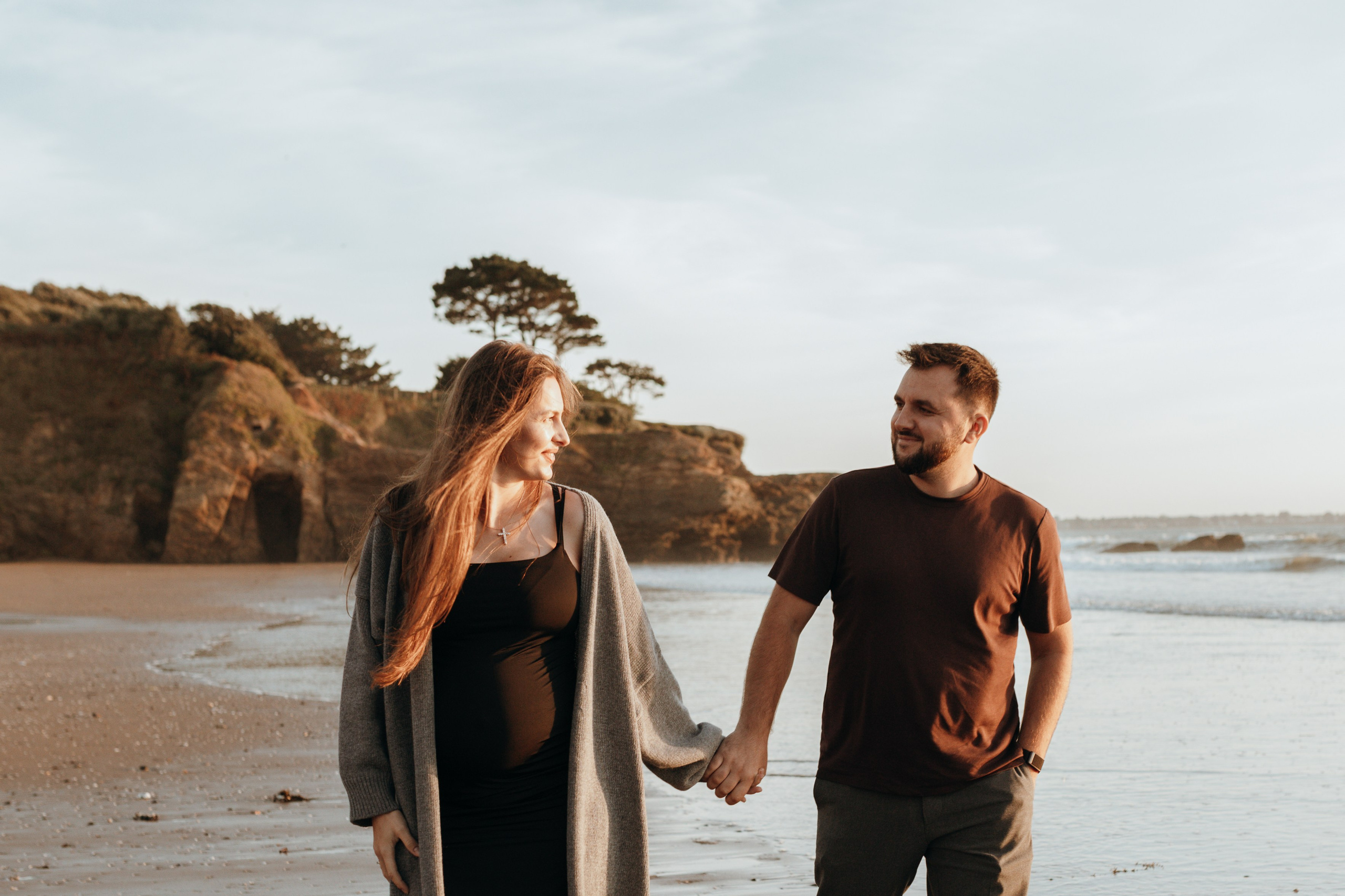 Sunset maternity photoshoot. Annah Louwagie — Lifestyle photographer for couples, families & brands | France & worldwide