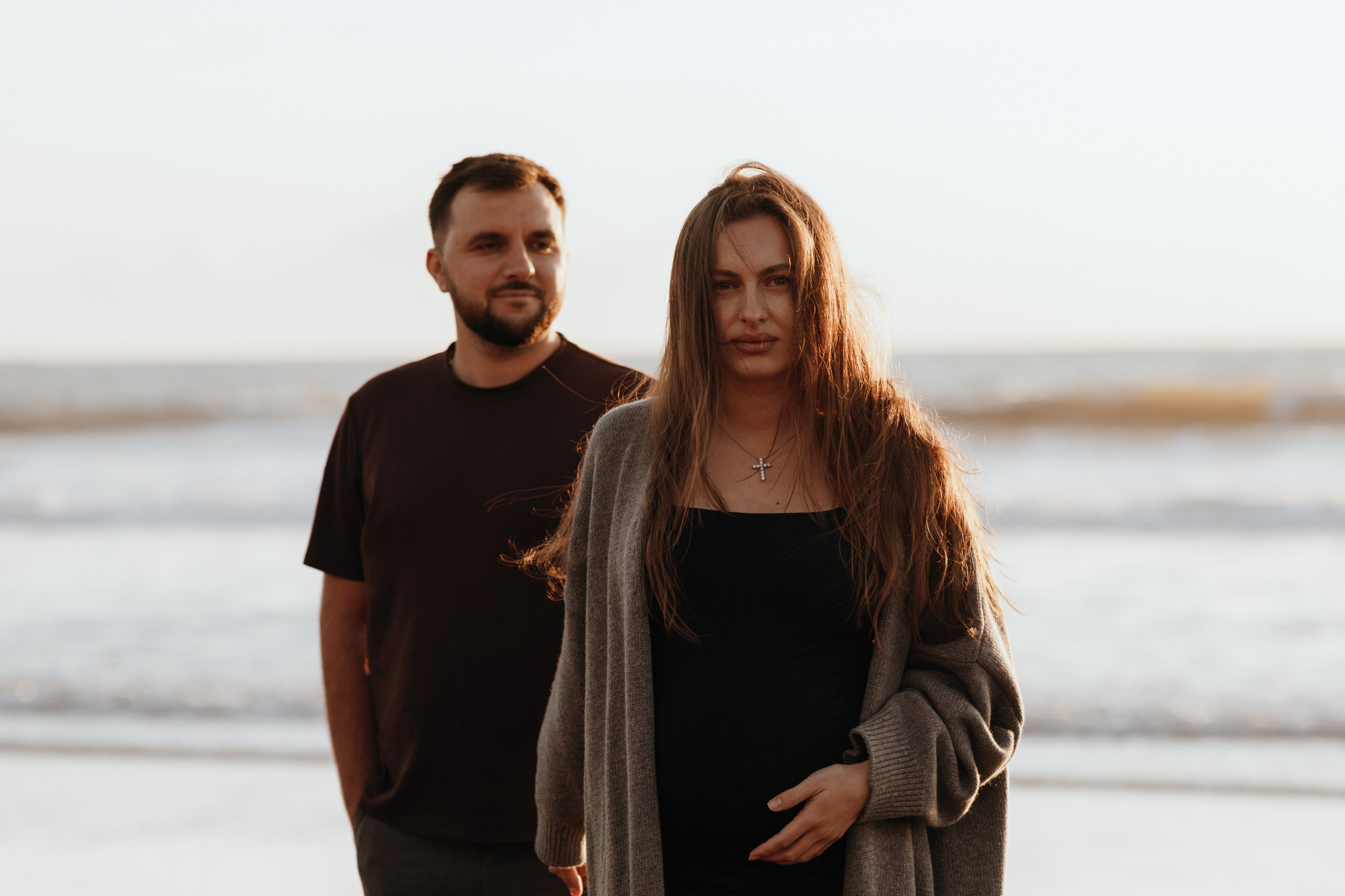 Sunset maternity photoshoot. Annah Louwagie — Lifestyle photographer for couples, families & brands | France & worldwide