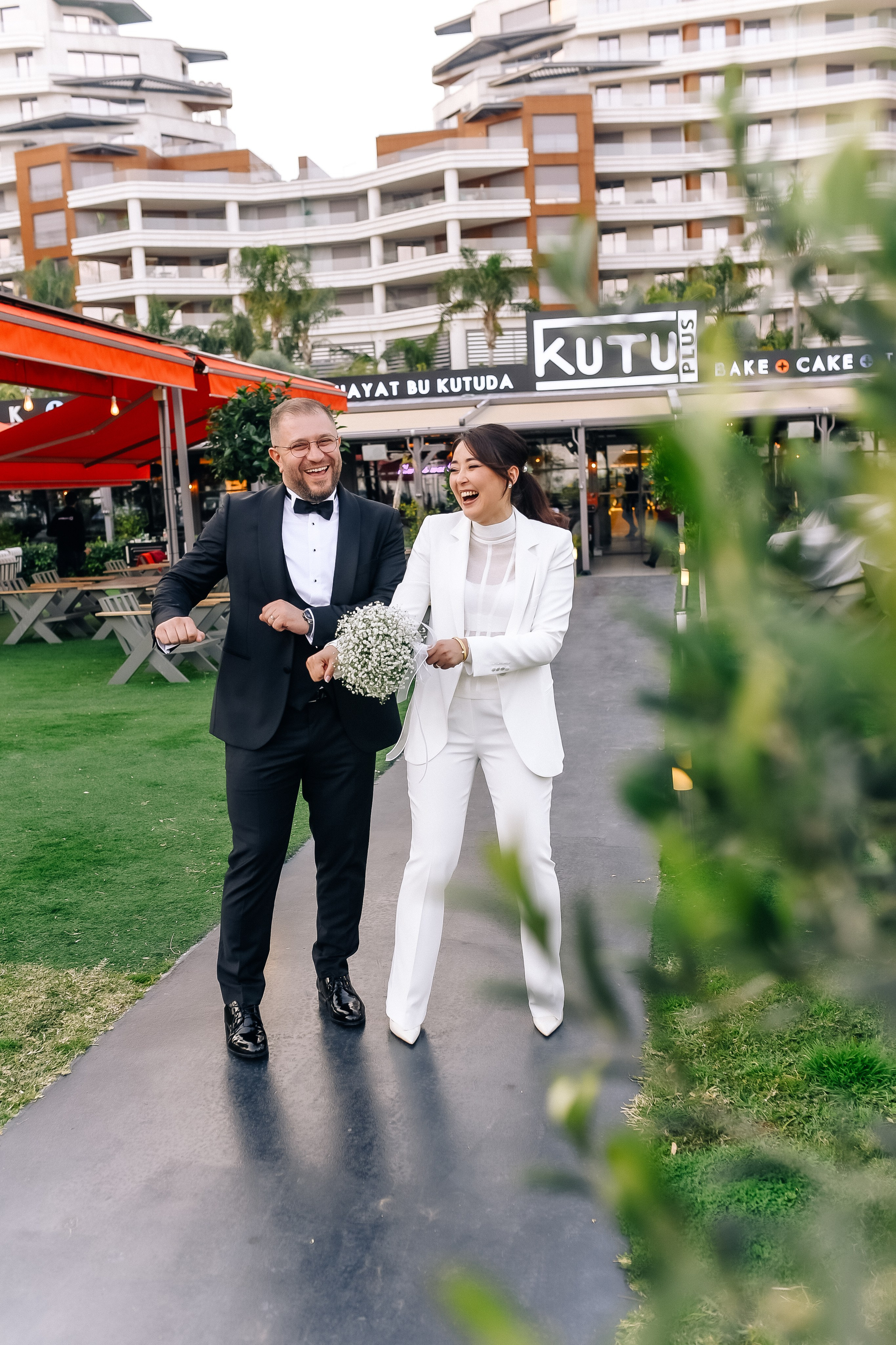 Свадьба в Анталии — это море, свет, любовь и свобода. Я свадебный фотограф в Анталии, снимаю живые свадебные истории, полные эмоций, нежности и движения. Фотосессии на побережье, в отелях и красивых локациях Турции для пар, которые хотят сохранить настоящие чувства.