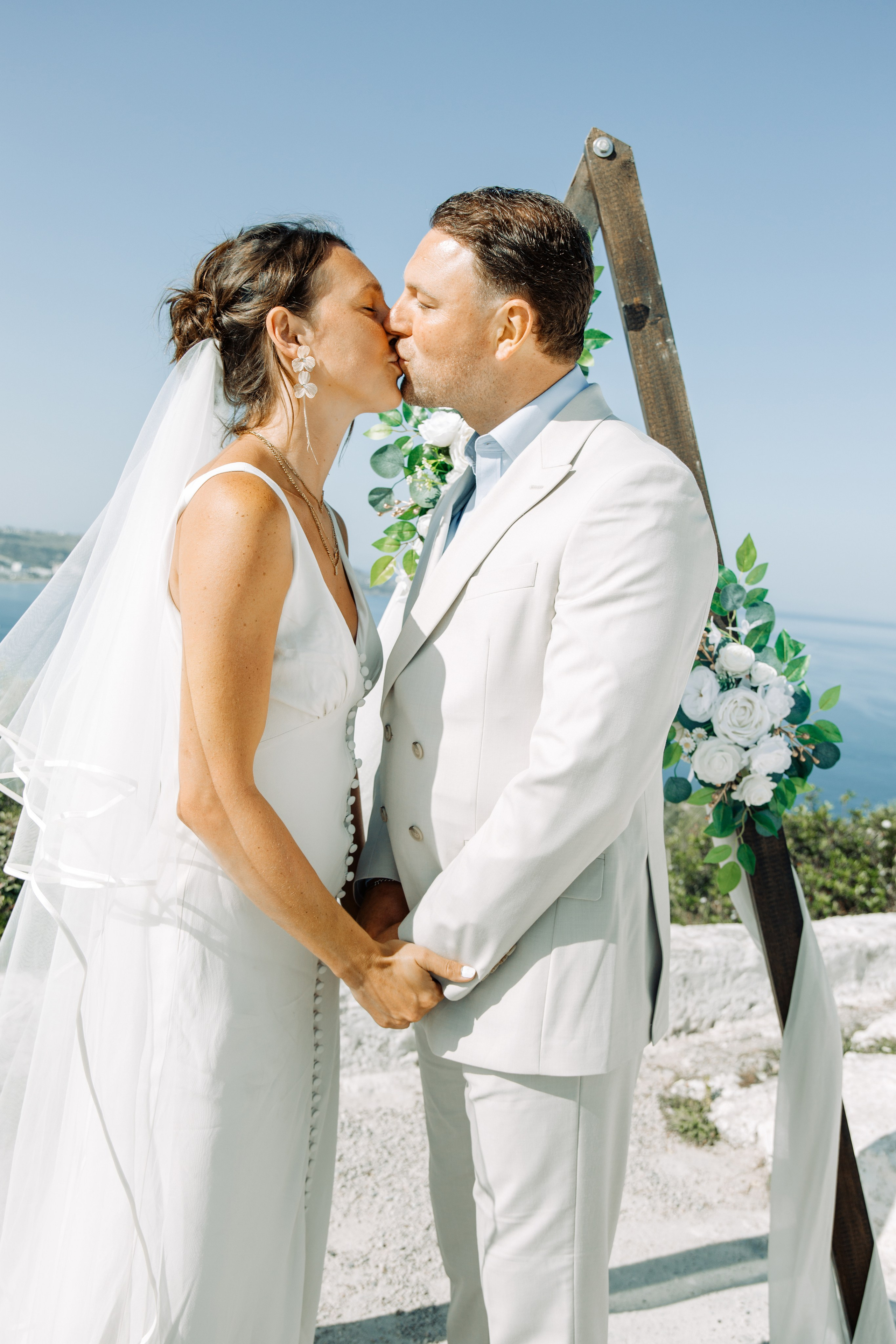 Ring exchange ceremony. Portrait- und Hochzeitsfotografin Irene Art Photo mit Sitz auf der griechischen Insel Rhodos