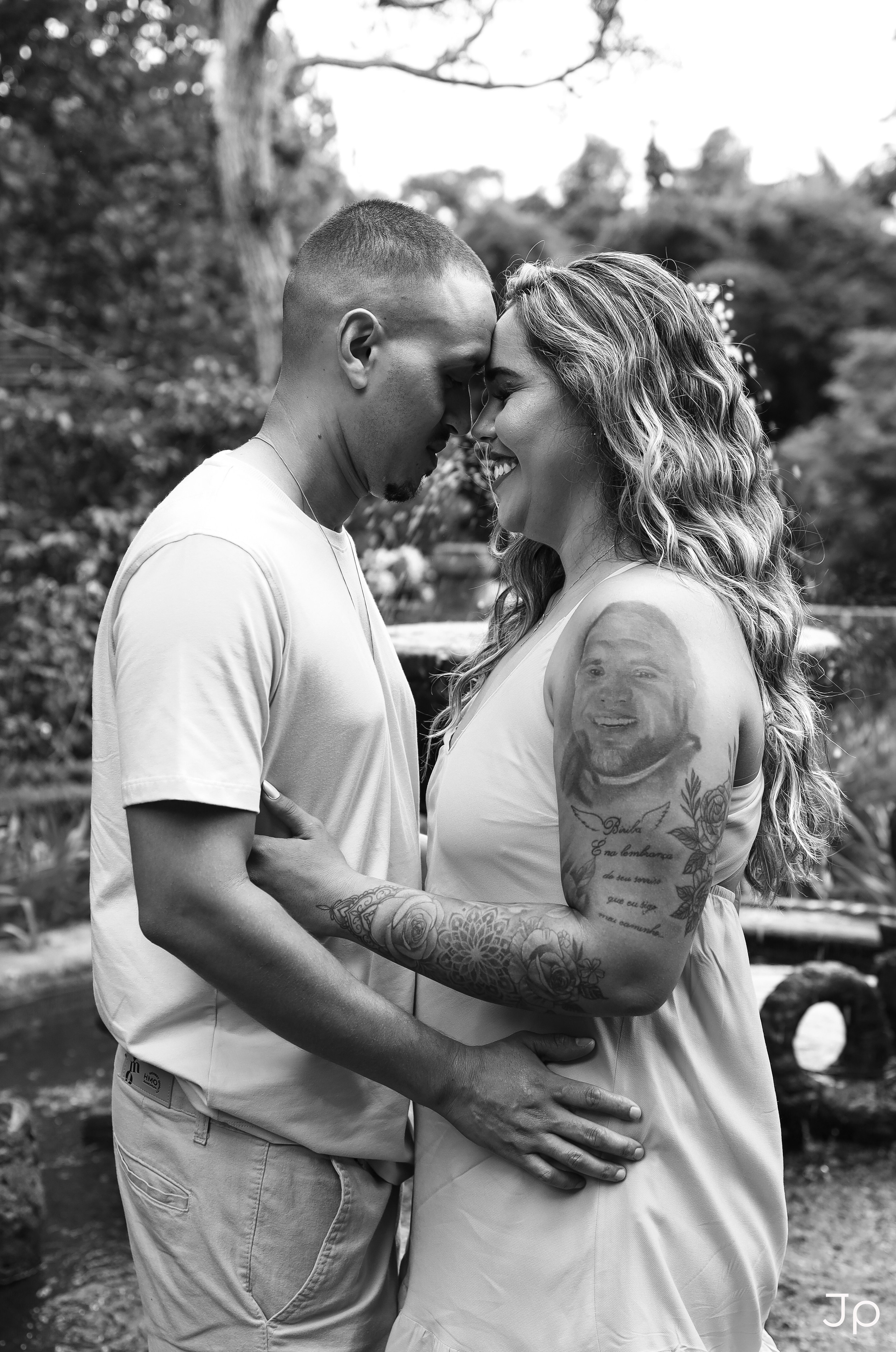 Foto artística em preto e branco de casal se olhando com carinho, ensaio pré-wedding feito por fotógrafo em Pederneiras.