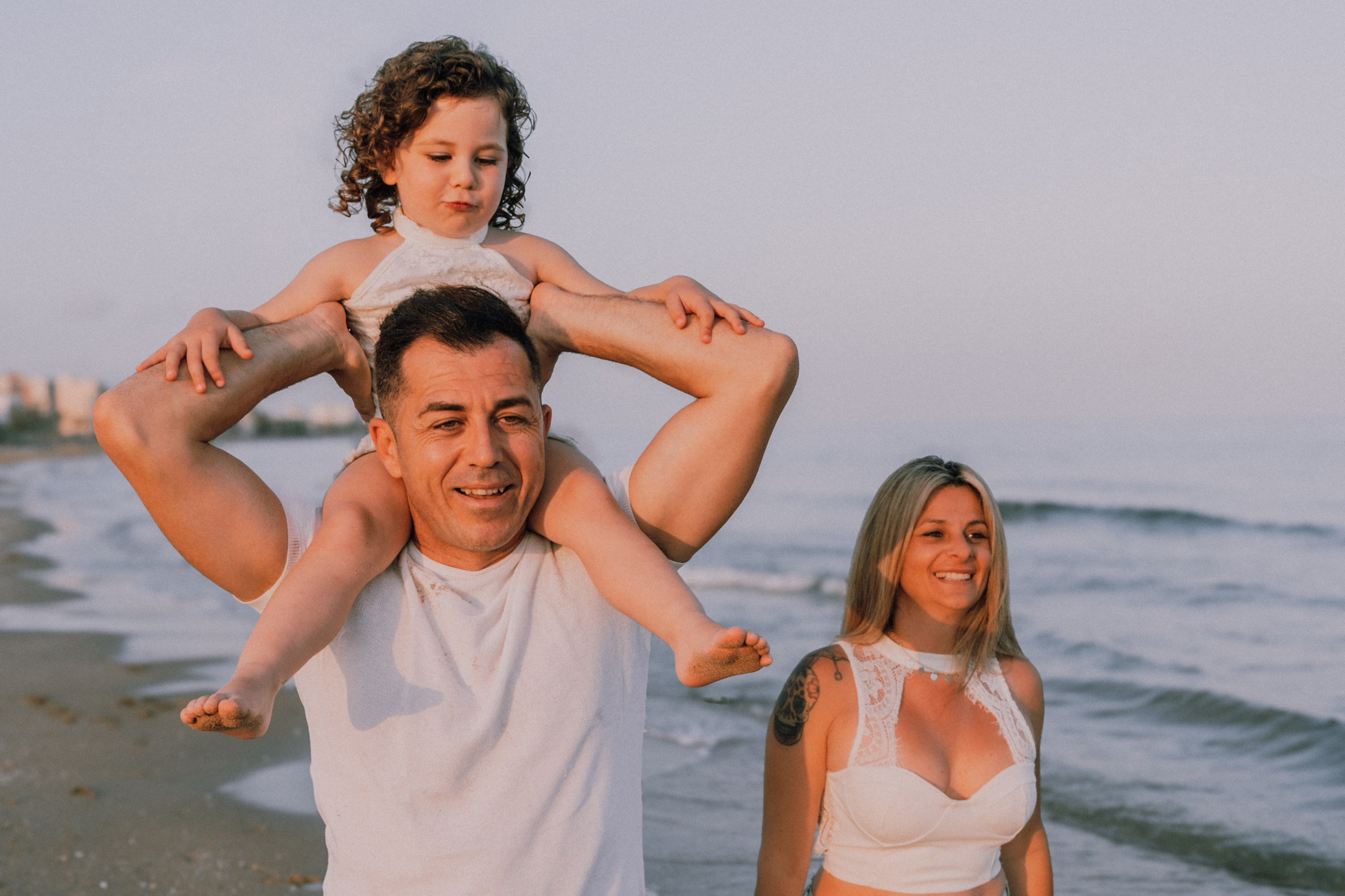 Sesión familiar en la playa. Fotografía profesional en Calafell - Elena Medvedeva
