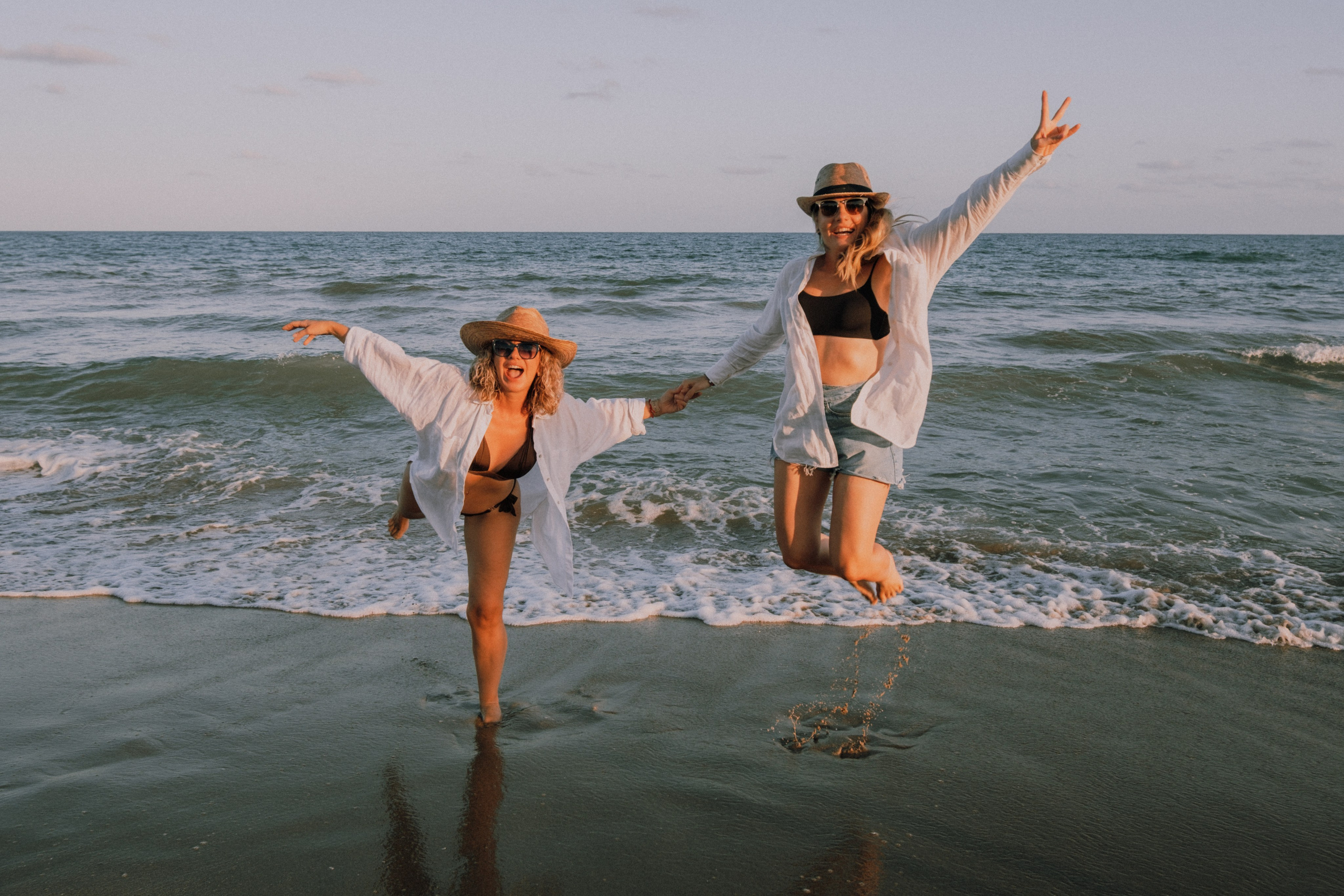 Sesión de amigas en la playa. Fotografía profesional en Calafell - Elena Medvedeva