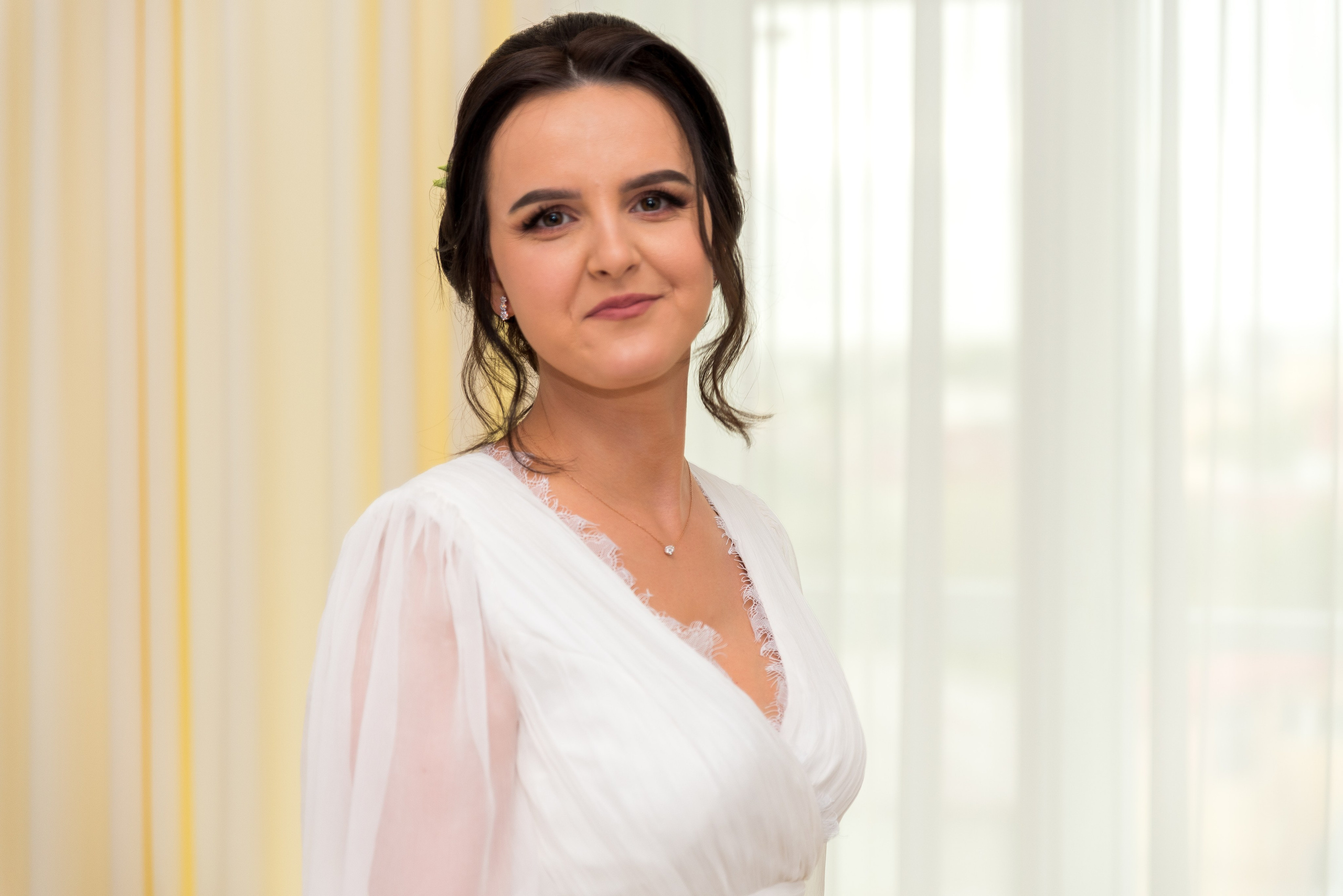 Photo session at home, wedding photos, Bucharest wedding photographer, wedding photos at home, bridal posing, customs, professional wedding photography, photo of the bride with her mother