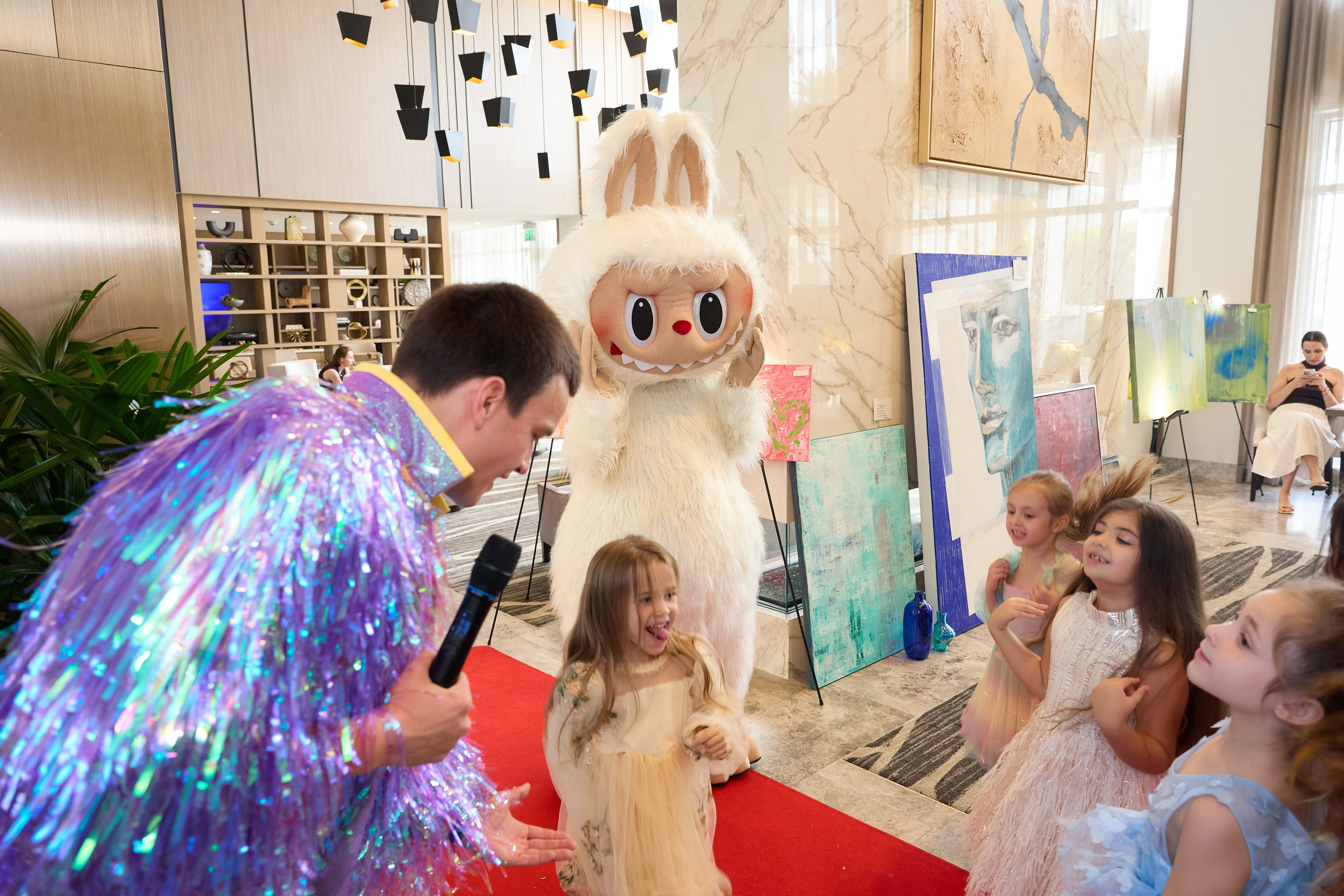 Авторская благотворительная художественная выставка Дианы Бортник. Фотограф Юлия Маковеева