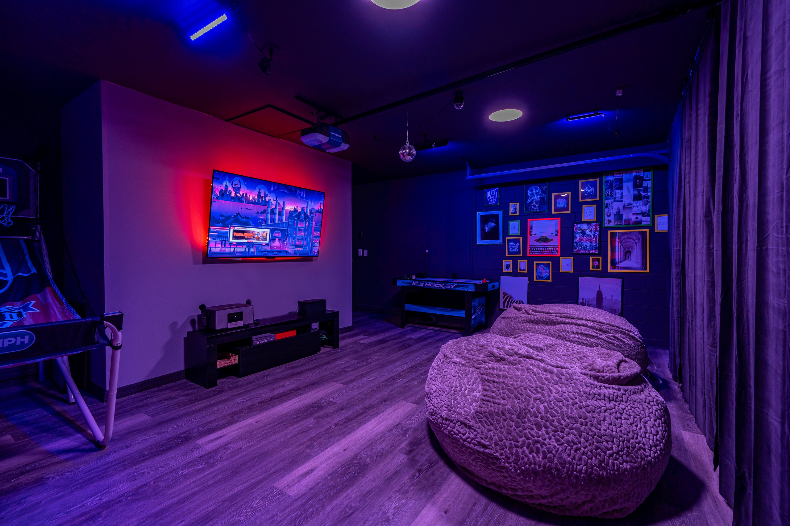 The house is for Rent AirBNB: https://ru.airbnb.com/rooms/1023445326769536774?_set_bev_on_new_domain=1702356155_MDFhNDI0ZDdjMDhj&source_impression_id=p3_1702356155_K3LTjNJeF83QUyI0