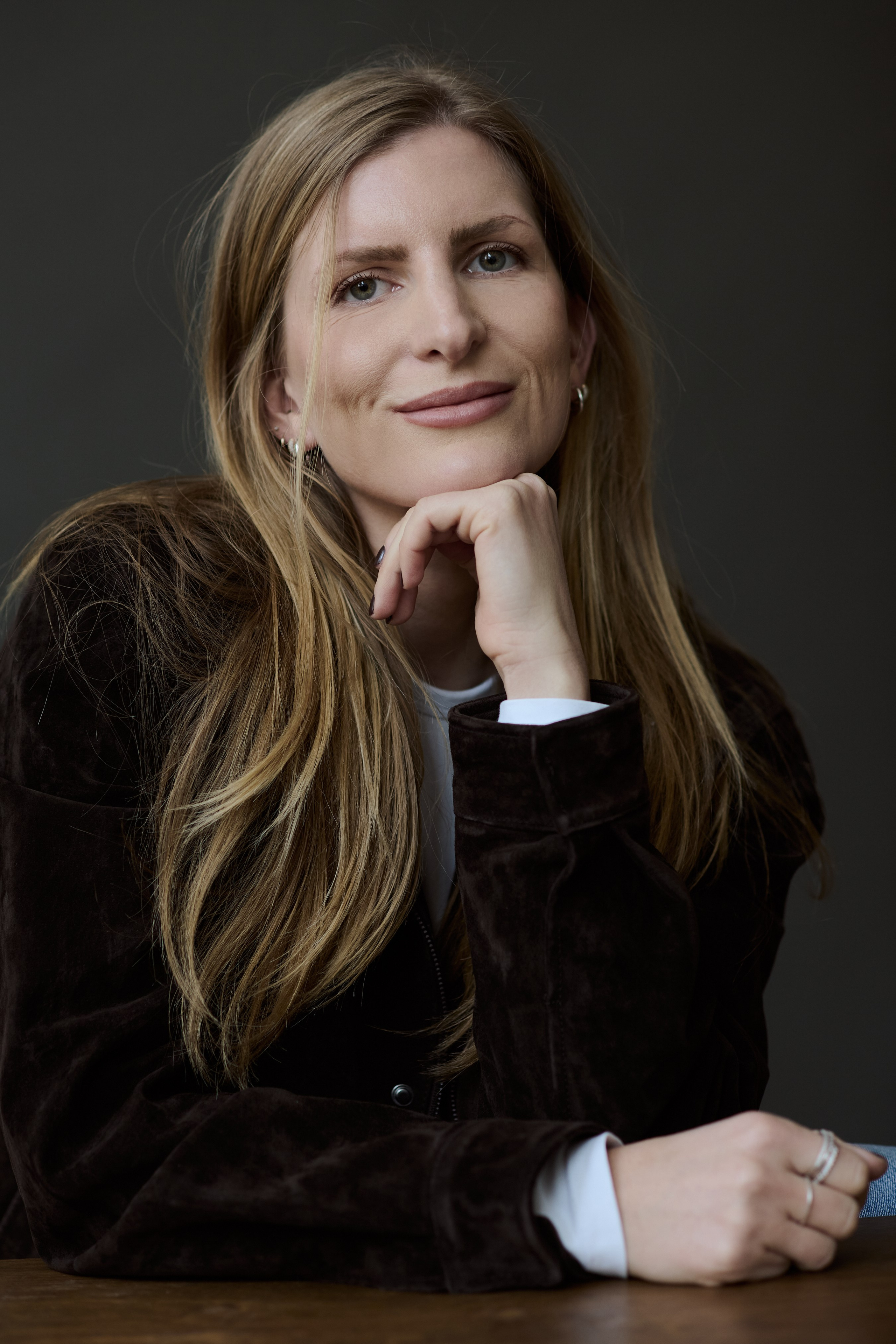 Portrait of Linda in Amsterdam. Portrait Photographer in Brussels & Amsterdam — Victoria Ushkanova