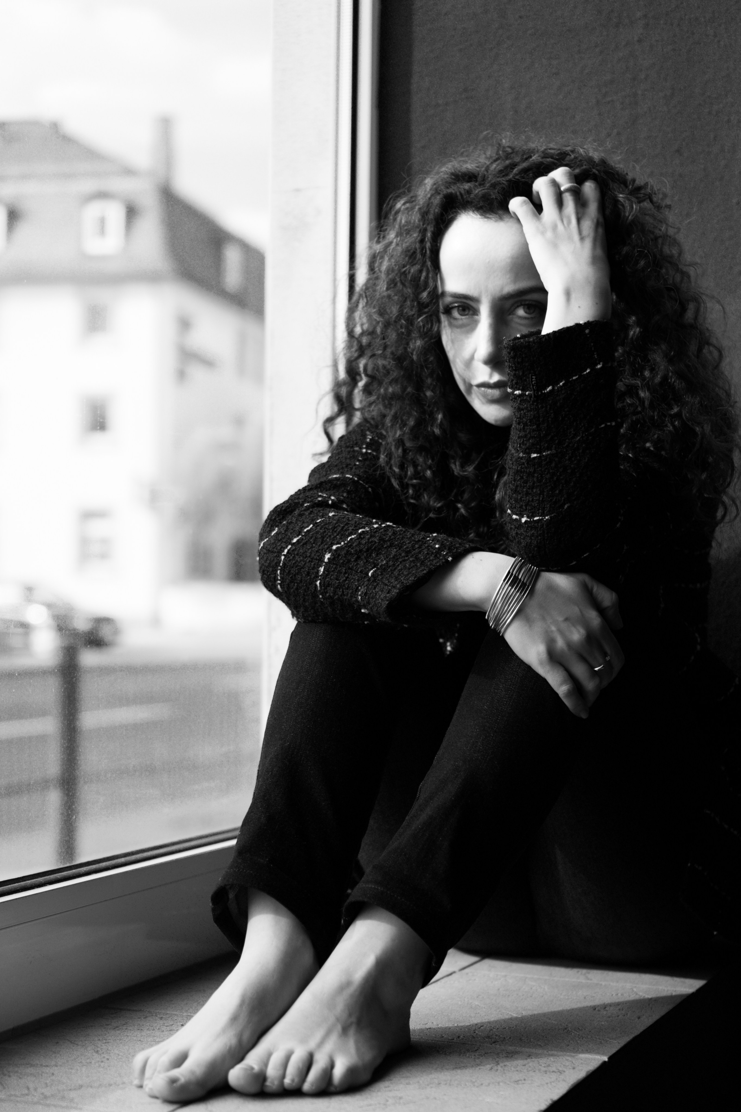 Am Fenster sitzend, Arme um die Knie – ruhiges Portrait, Fotoshooting Dresden