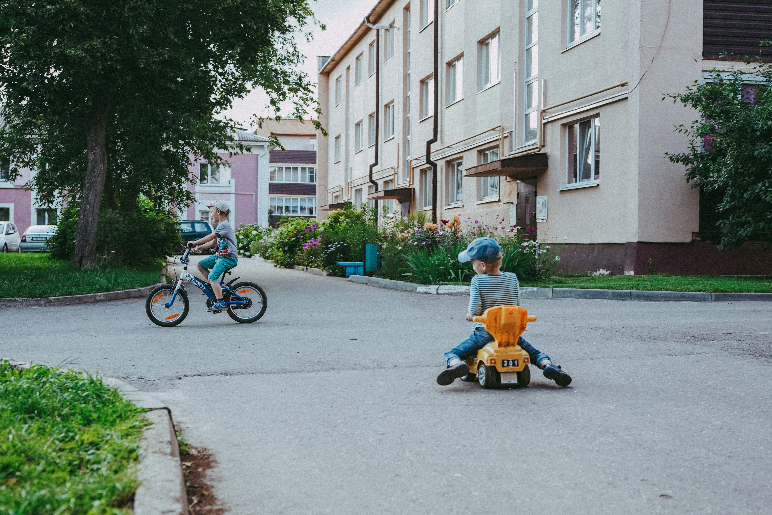 Игры во дворе. Фотограф новорожденных и детей первого года Евгения Михалькевич