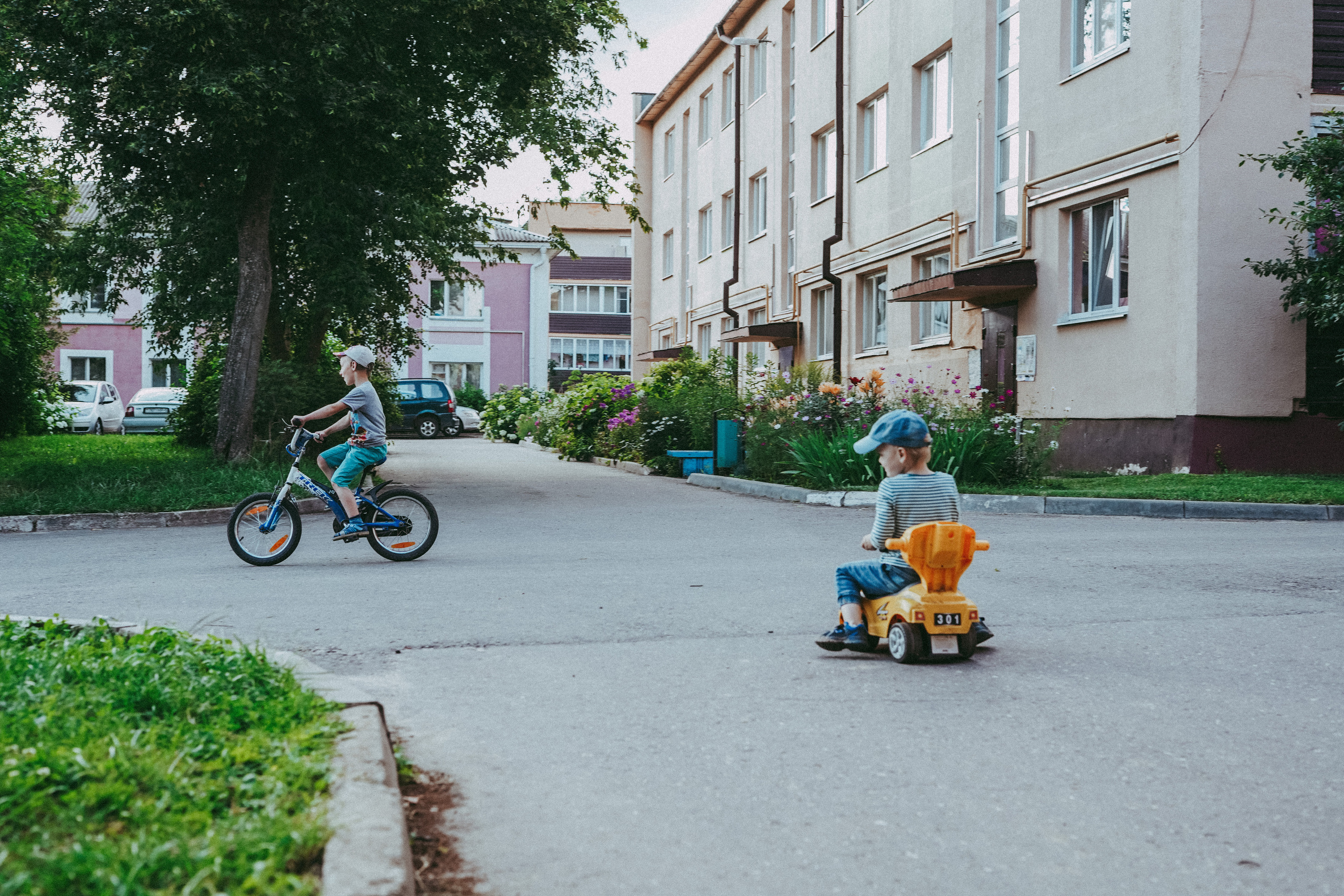 Игры во дворе. Фотограф новорожденных и детей первого года Евгения Михалькевич