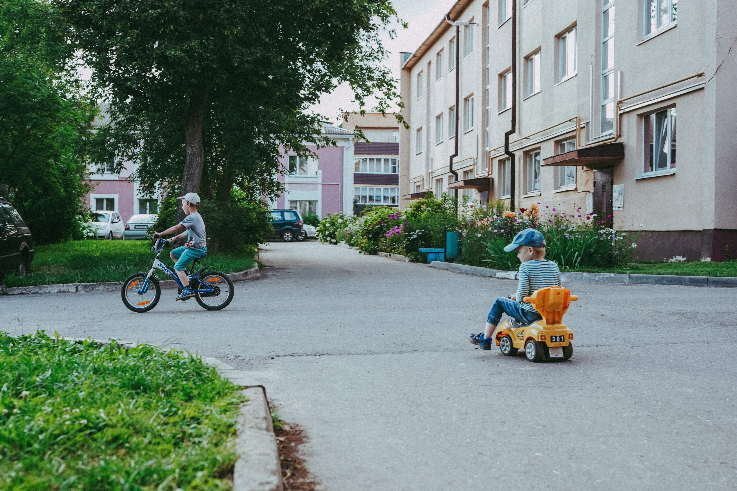 Игры во дворе. Фотограф новорожденных и детей первого года Евгения Михалькевич